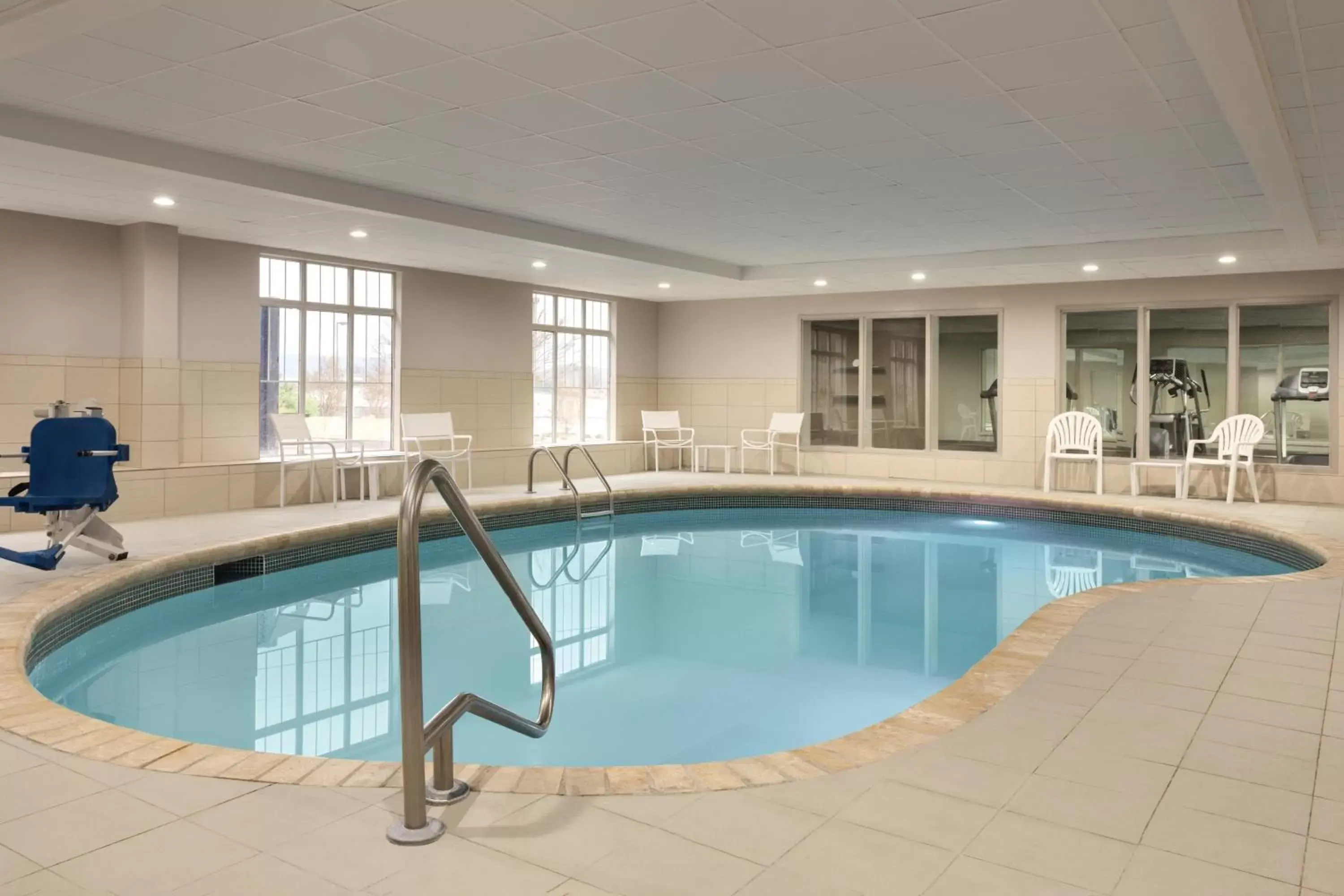 Swimming Pool in Country Inn & Suites by Radisson, Chattanooga-Lookout Mountain