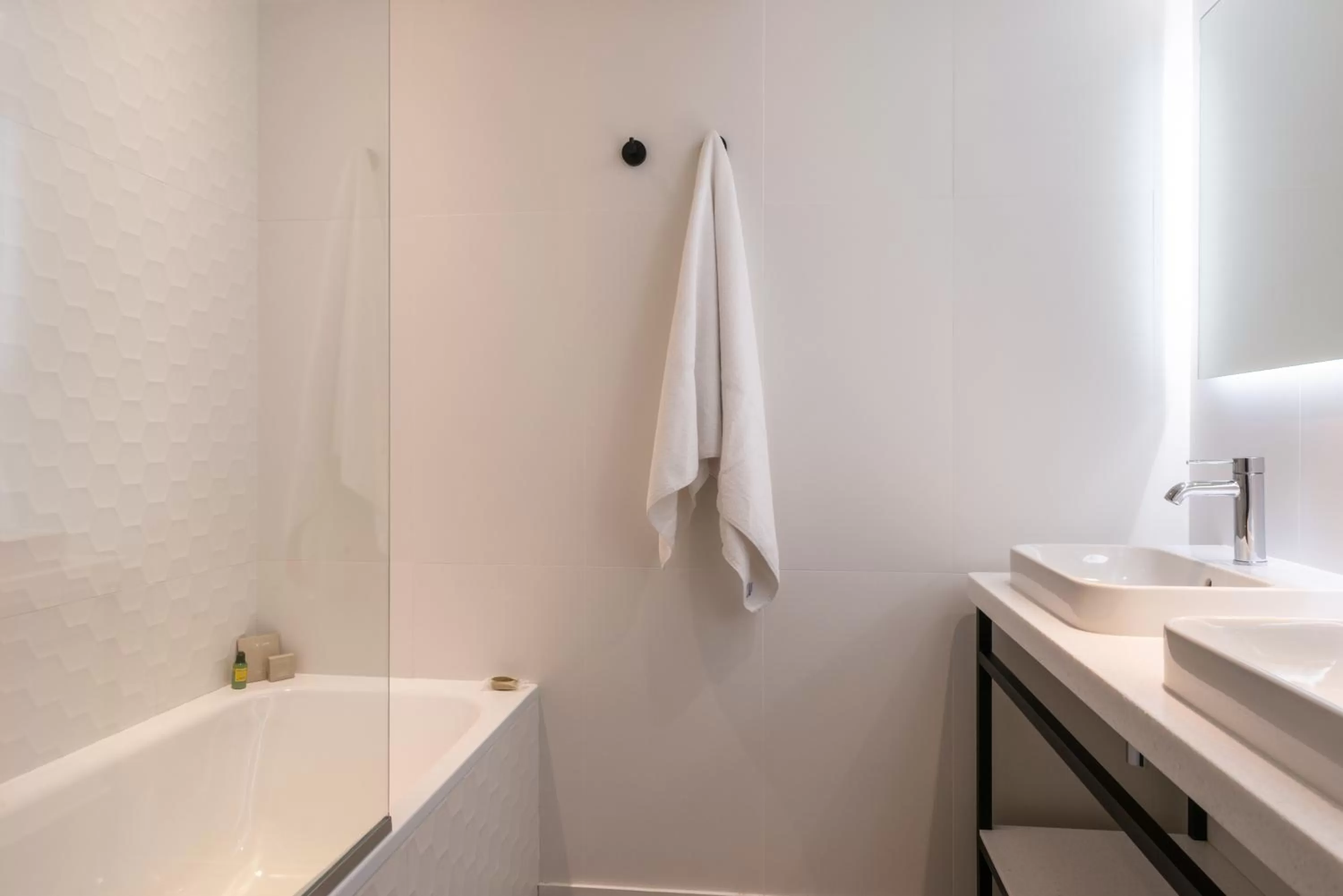 Bathroom in Leonardo Boutique Hotel Paris Opera