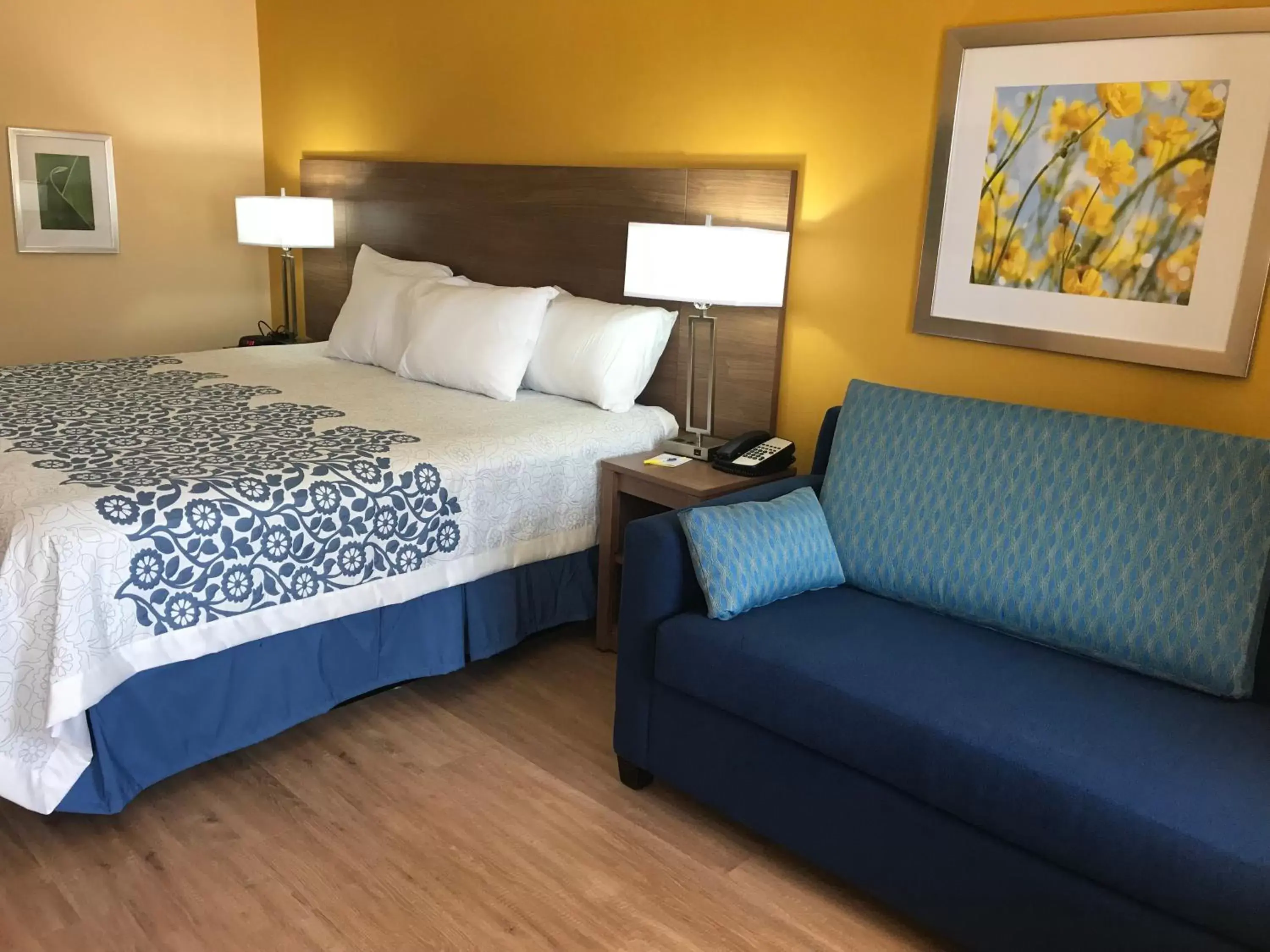 Bed in Days Inn by Wyndham Batesville