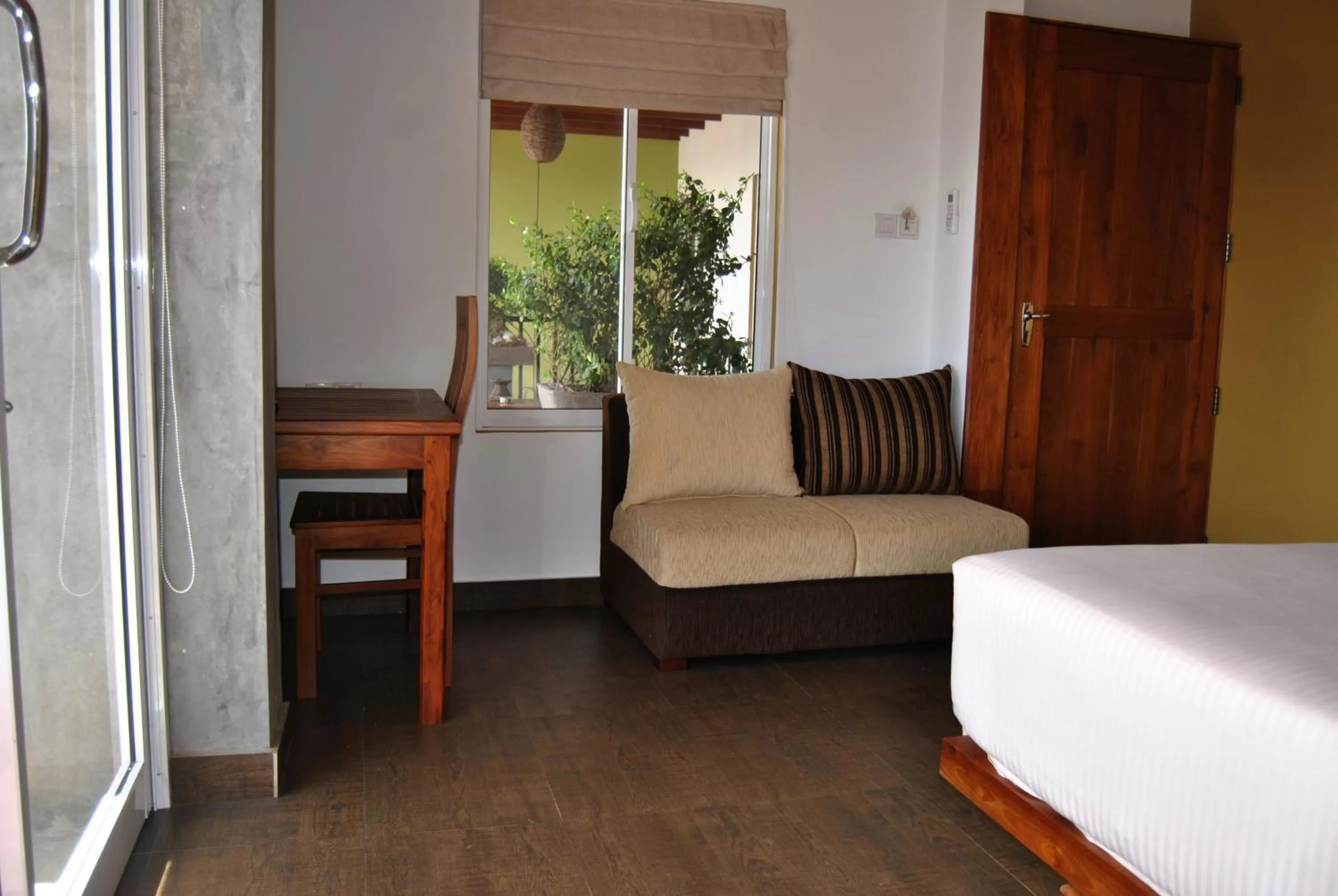 Seating area, Bed in The Canoe