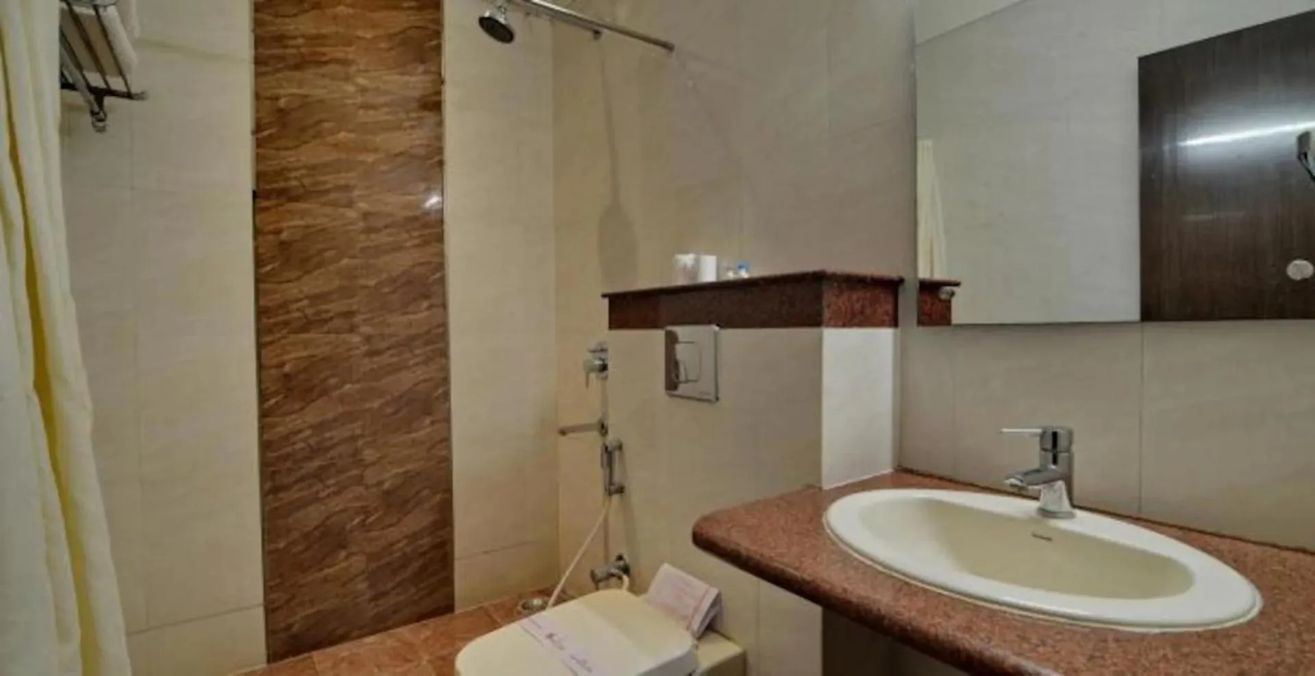 Toilet in Hotel Karan Vilas