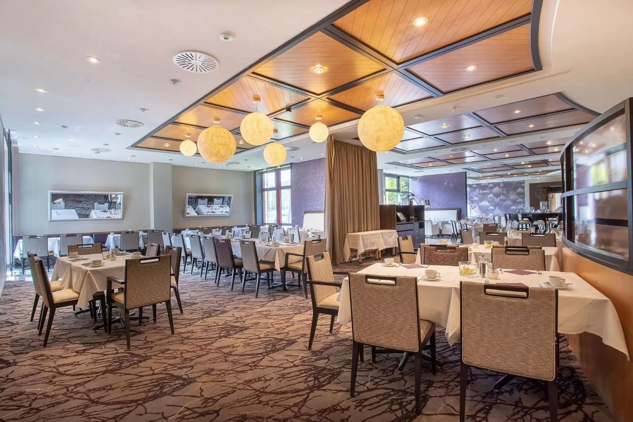 Restaurant/places to eat in elaya hotel frankfurt oberursel