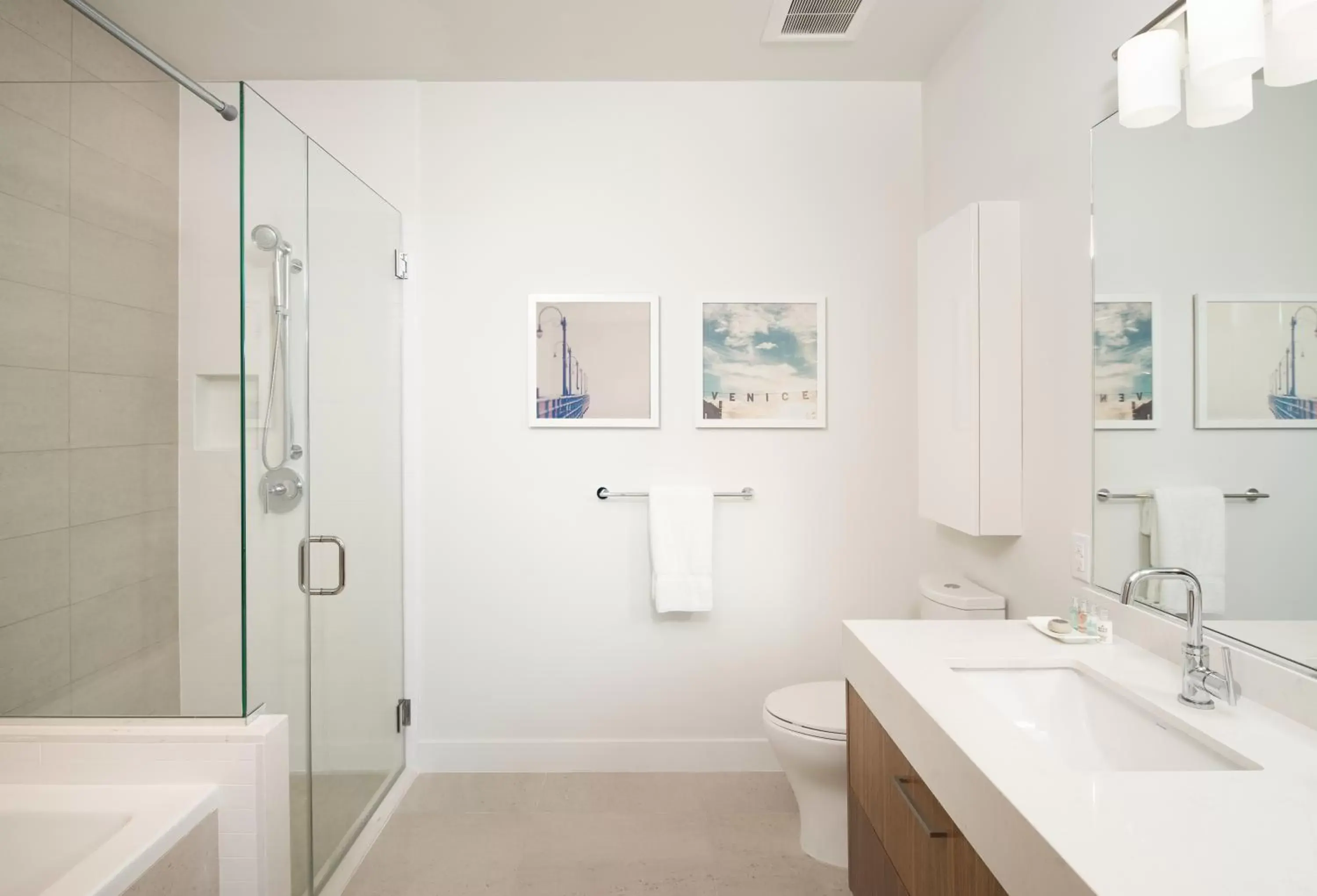 Shower, Bathroom in Level Los Angeles - Downtown South Olive