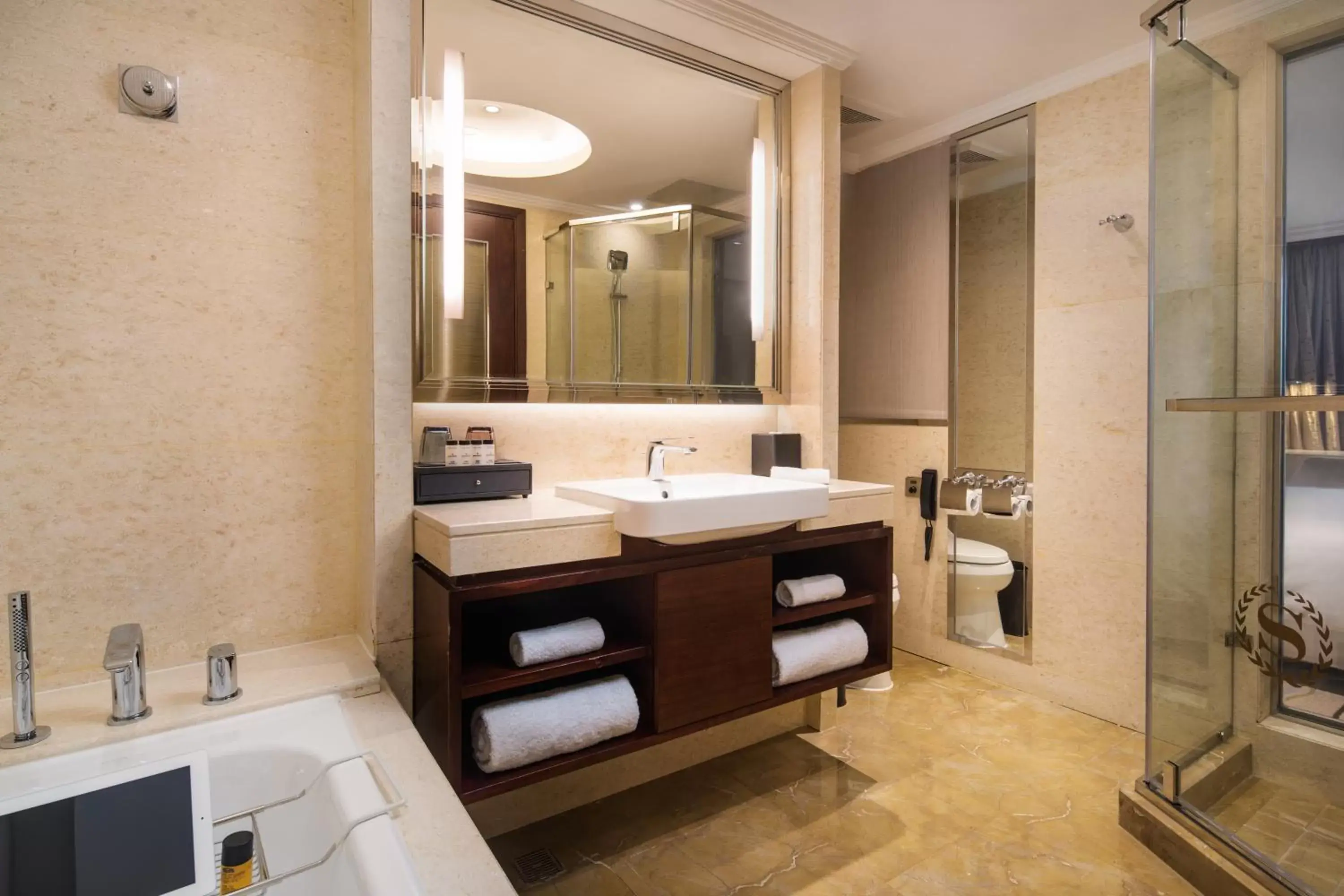 Property building, Bathroom in Sheraton Nanjing Kingsley Hotel & Towers