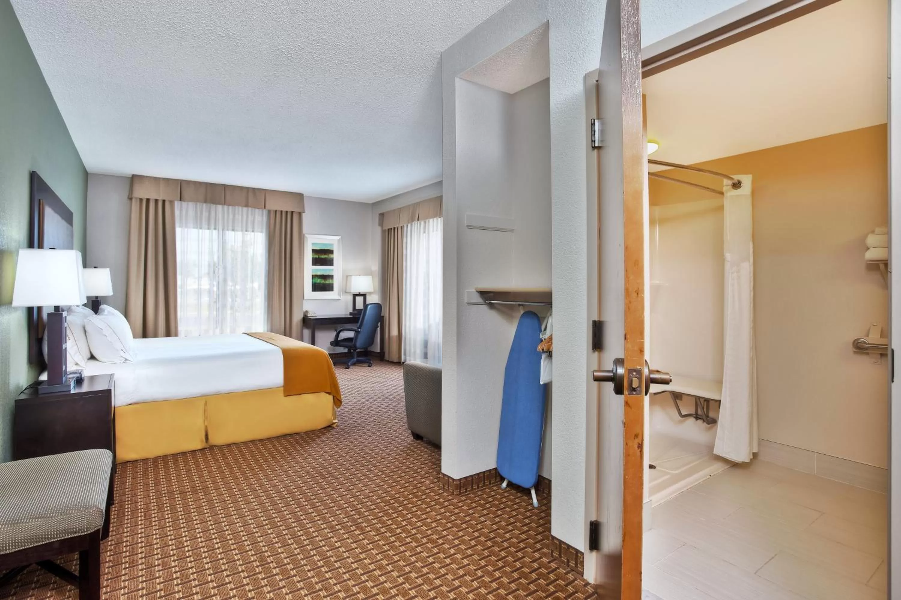 Photo of the whole room, Bed in Holiday Inn Express Hotel and Suites Harrington - Dover Area by IHG