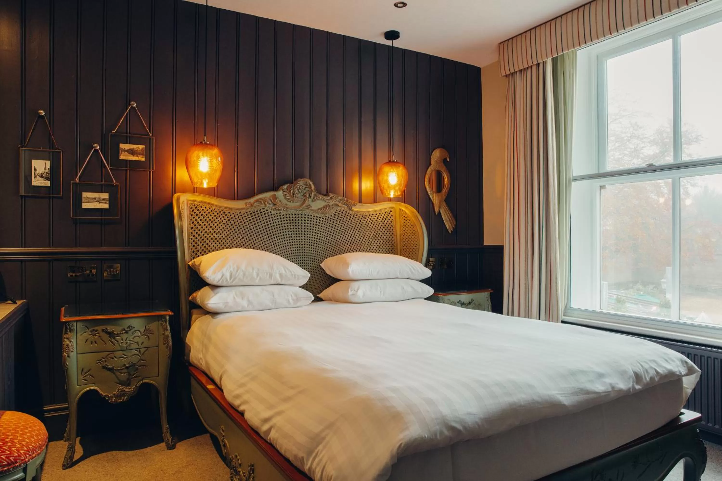 Bedroom, Bed in Crown Hotel