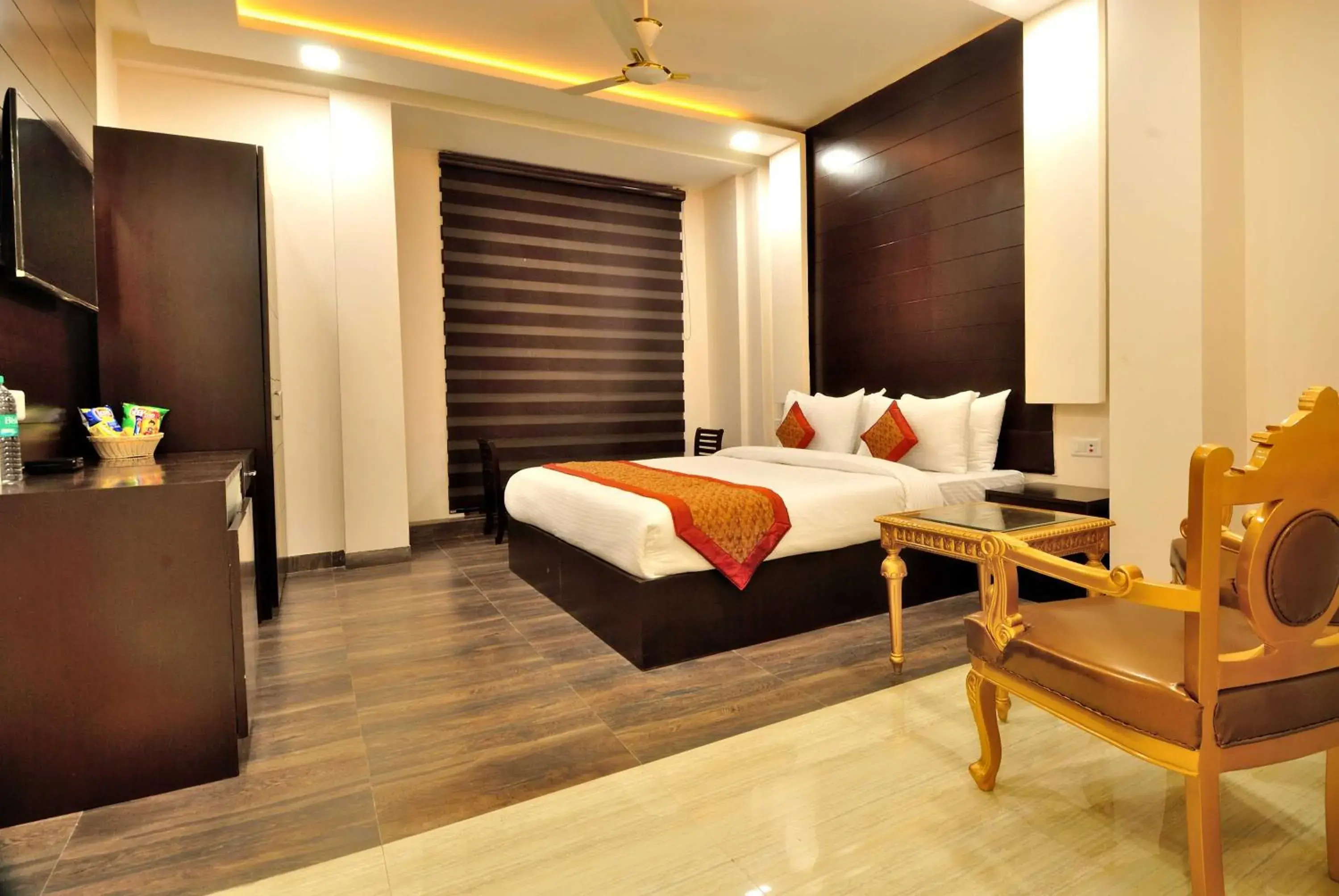 Bedroom, Bed in Hotel Kings Inn, Karol Bagh, New Delhi