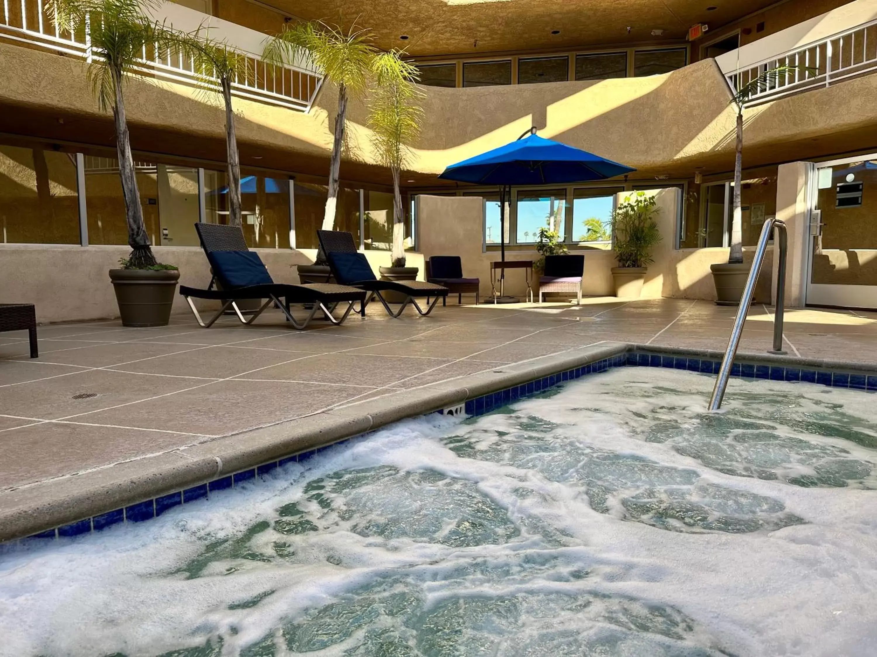 Swimming pool in The Pacific Inn Swimming pool in The Pacific Inn