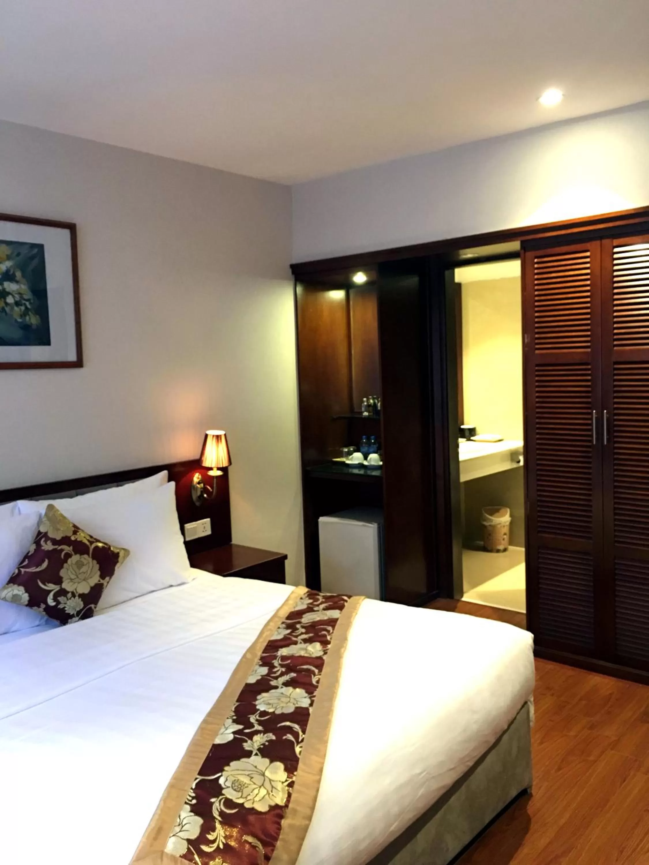 Photo of the whole room, Bed in Mon Regency Hotel