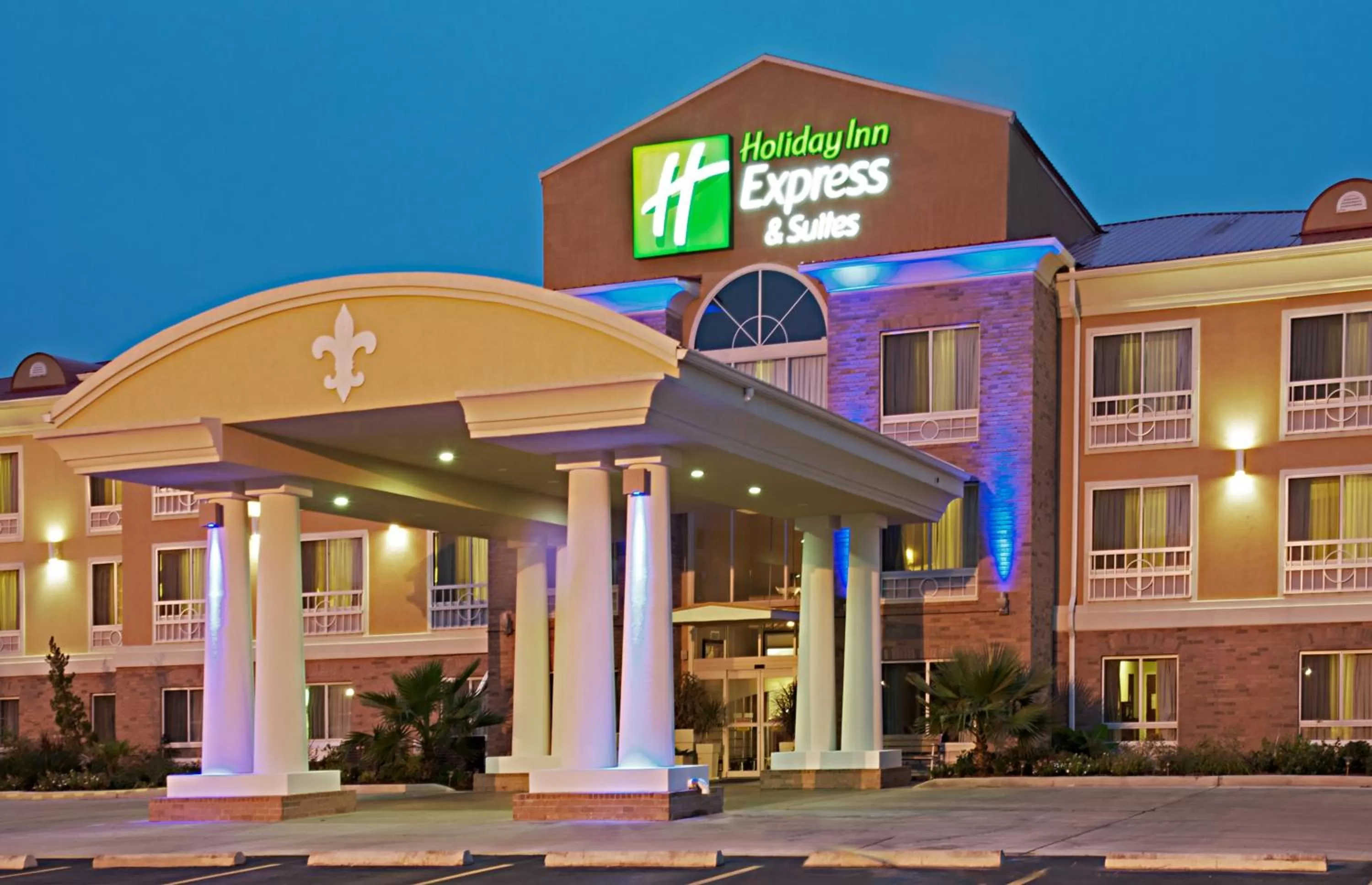 Property building in Holiday Inn Express & Suites Alexandria by IHG