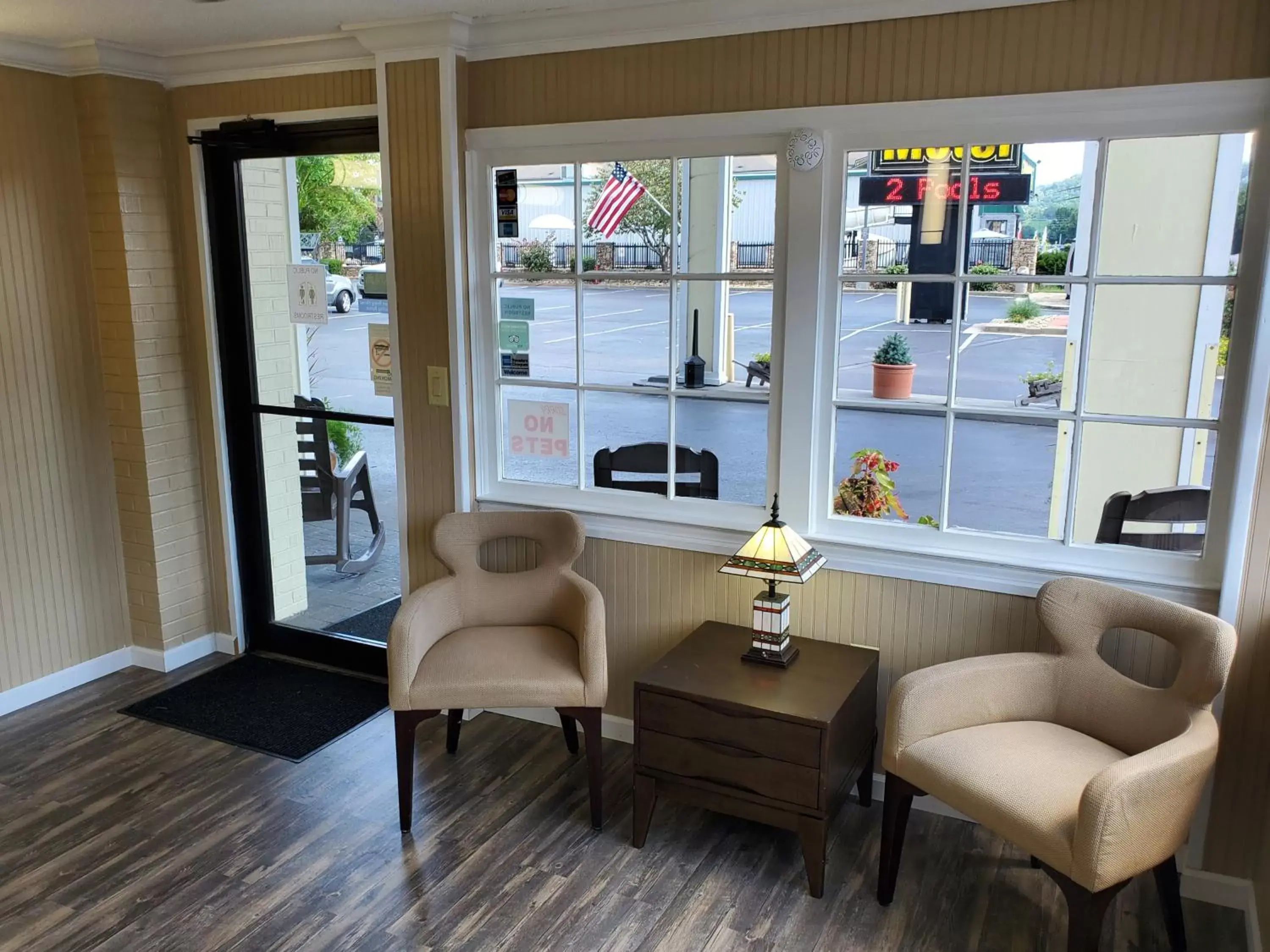 Lobby or reception, Seating Area in Colonial House Motel