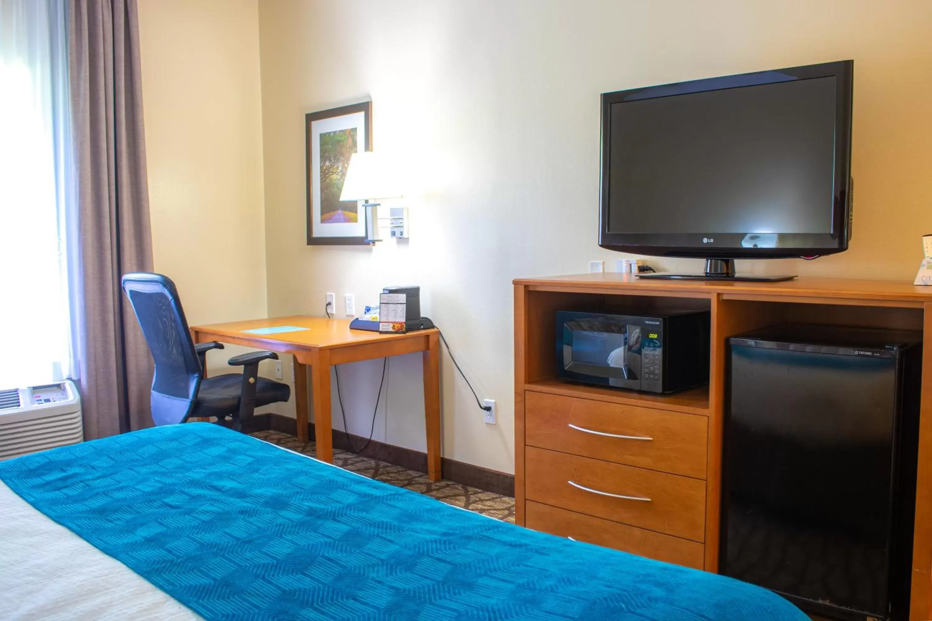 Bed, TV/Entertainment Center in Best Western Plus Richmond Hill Inn