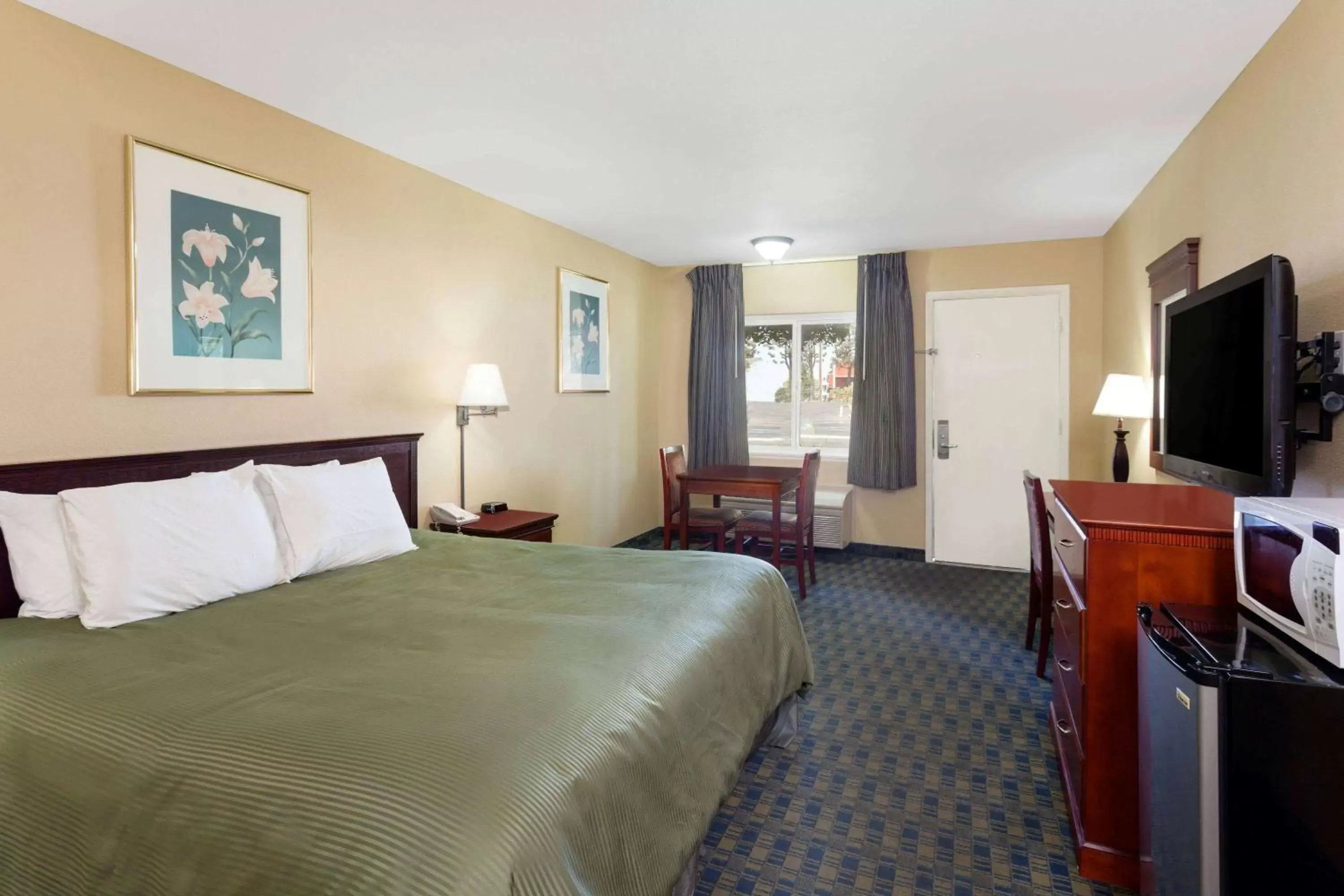 Photo of the whole room, Bed in Travelodge by Wyndham Orange County Airport/ Costa Mesa