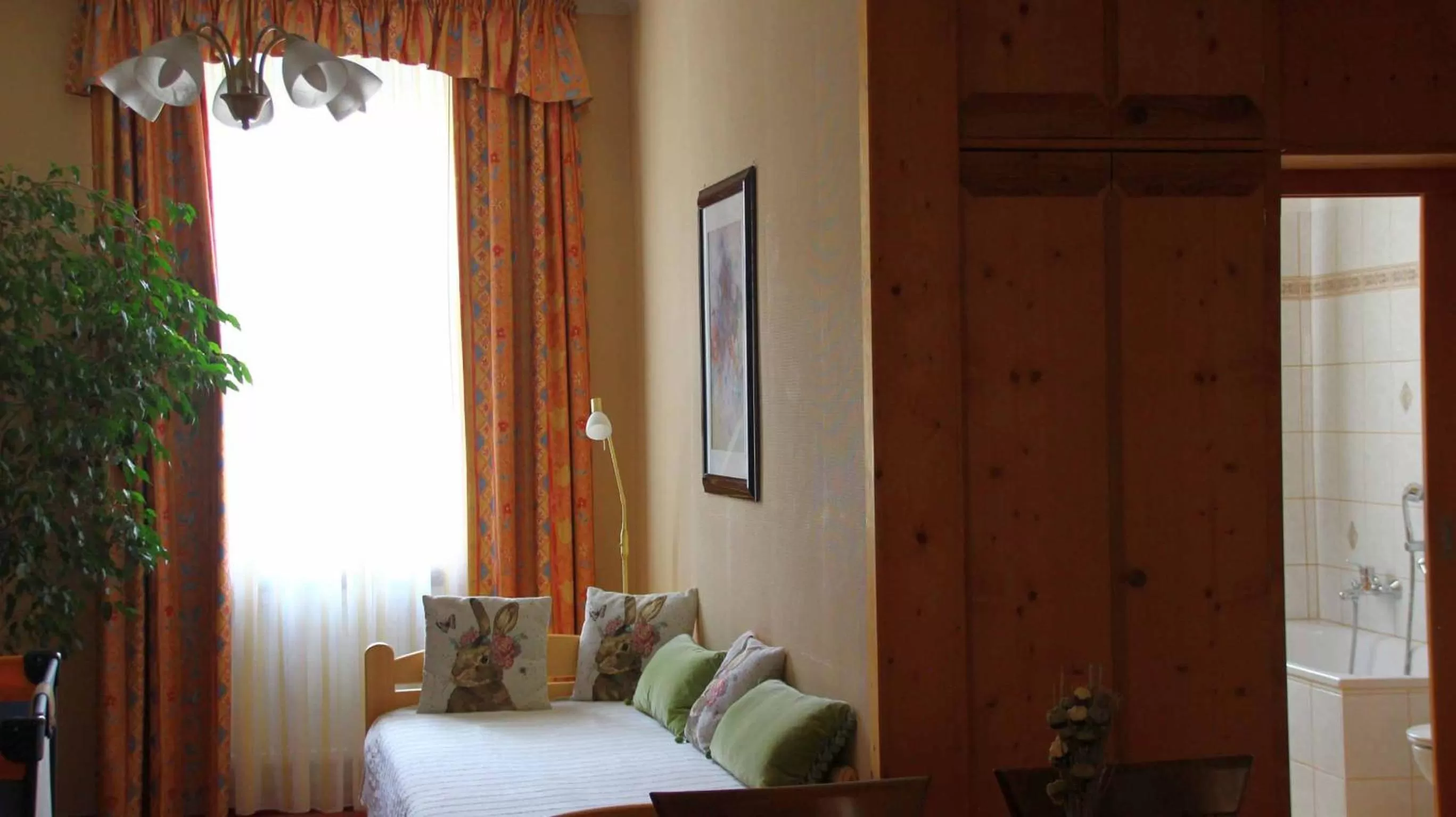 Bed, Seating Area in Hotel Gasthof Zum weissen Lamm