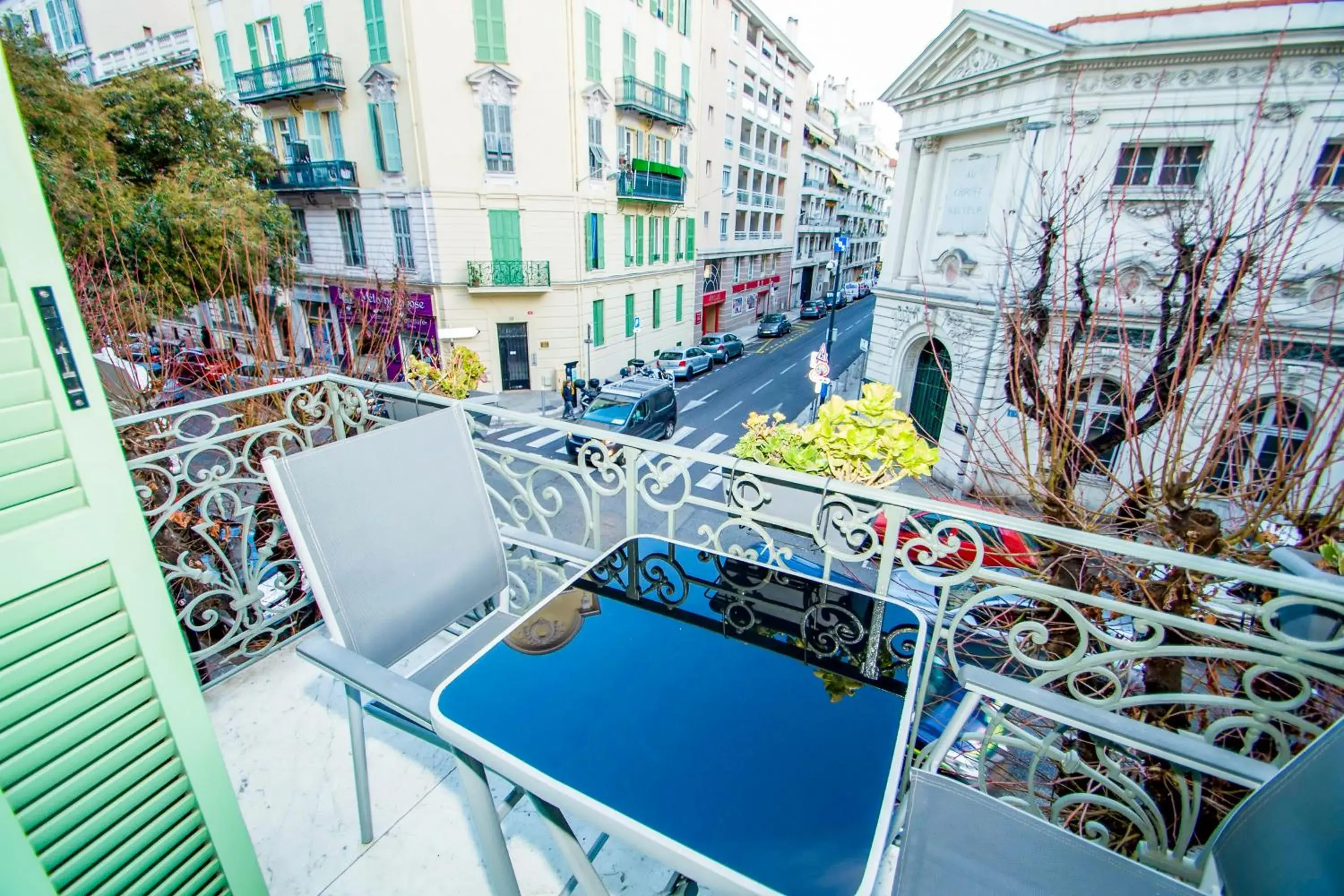 Day, Pool View in Parisien