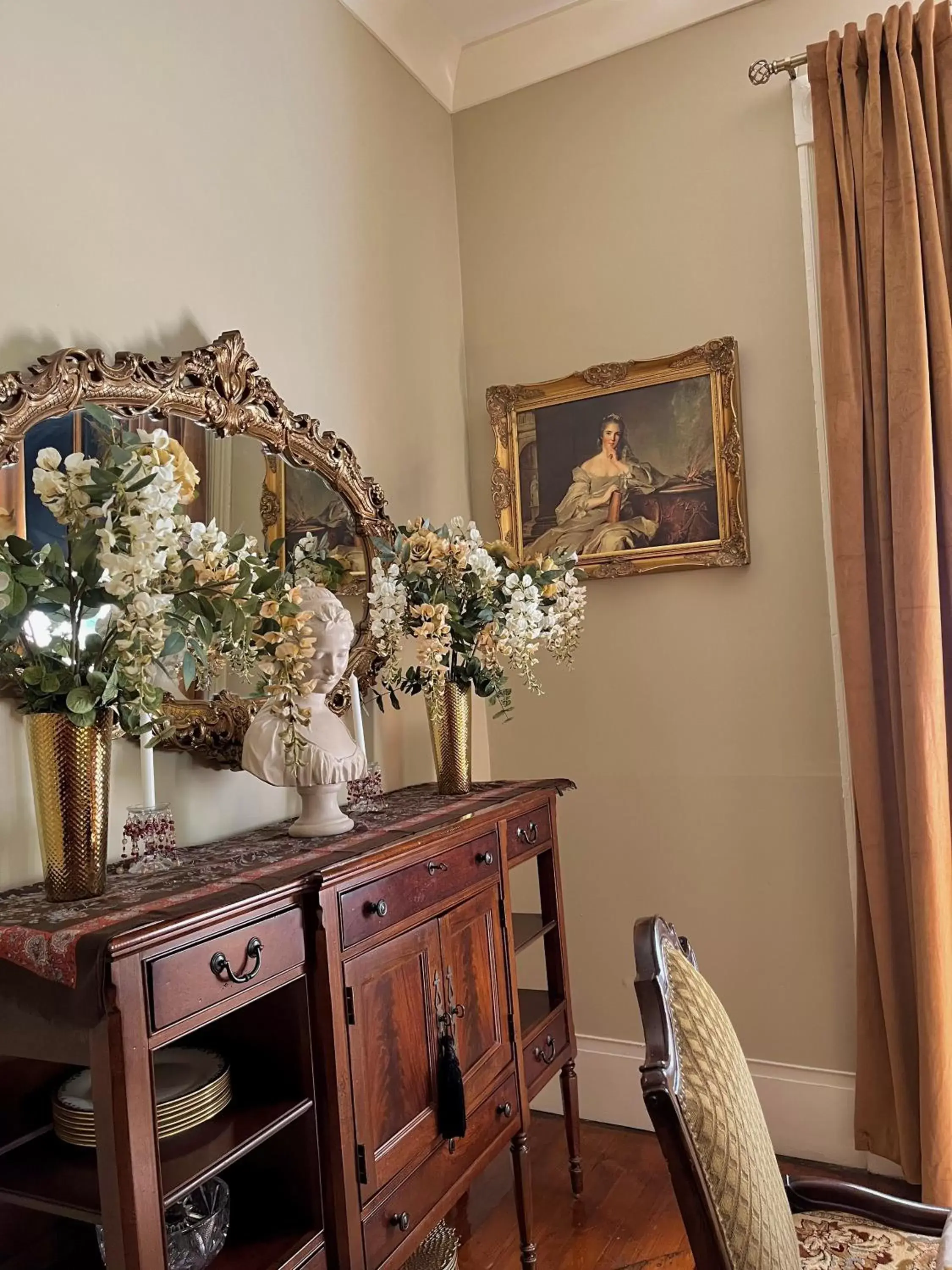 Dining area in The Beaumont House Natchez