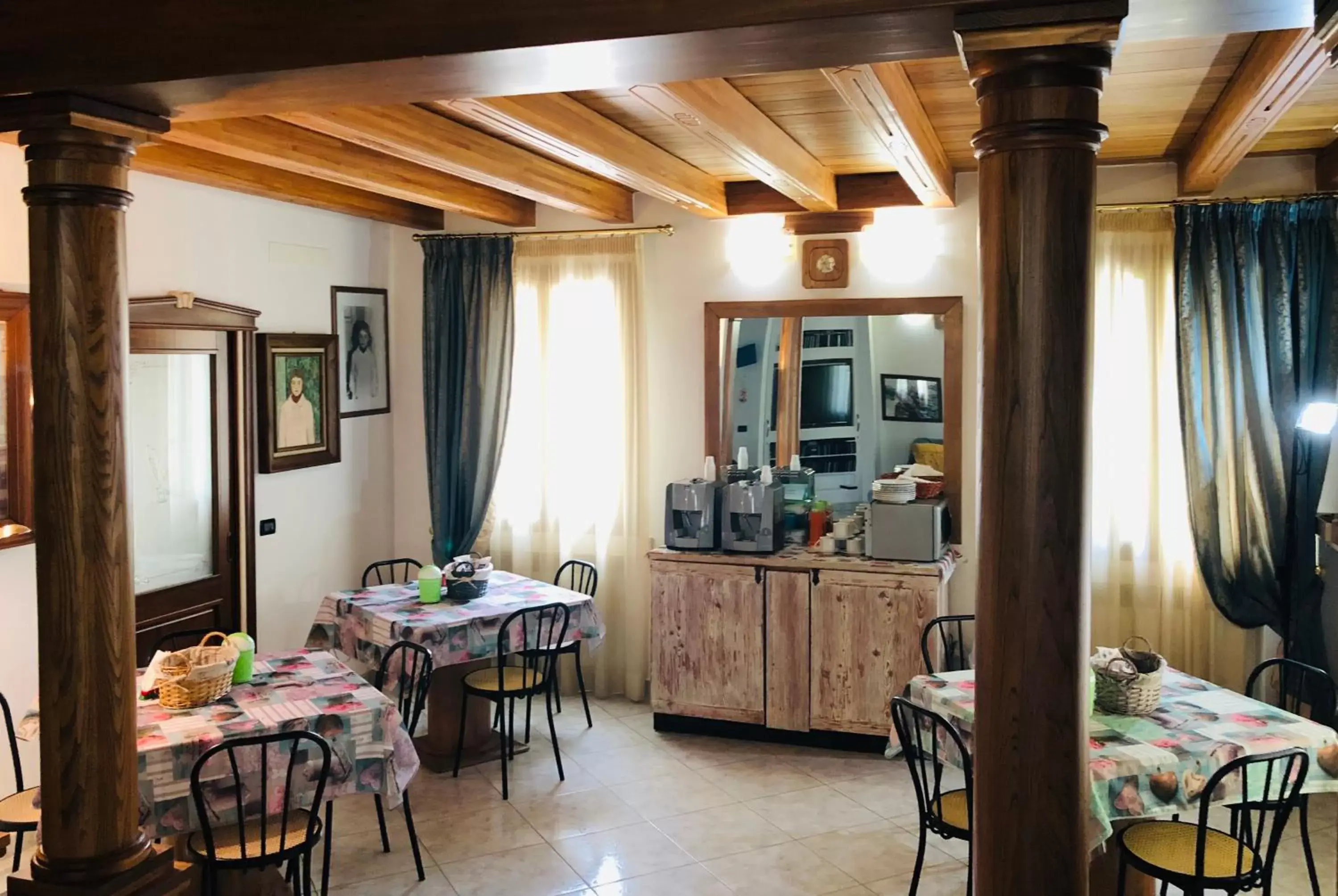 Buffet breakfast, Dining Area in Villamoreno