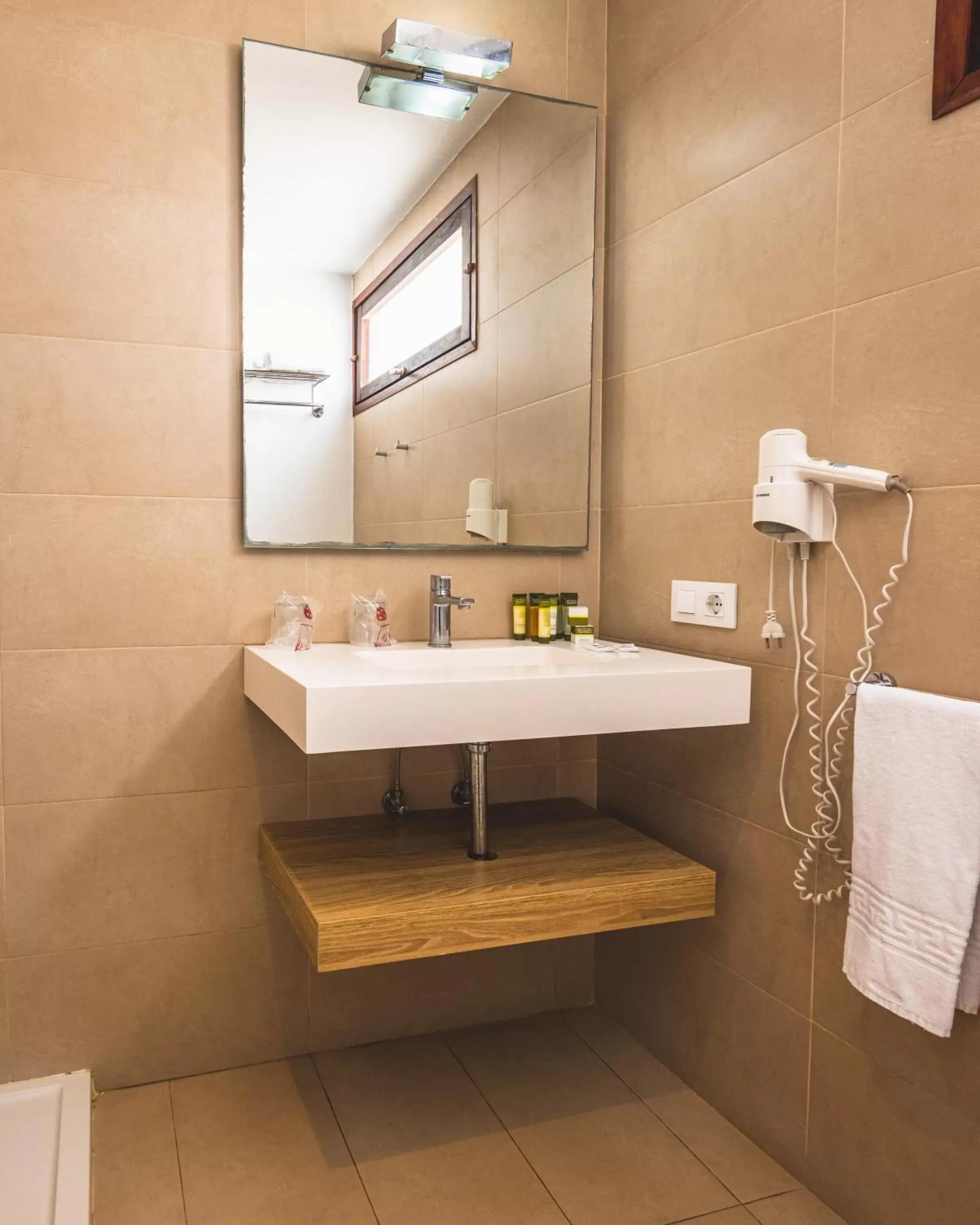 Toilet, Bathroom in Hotel Adonis Plaza