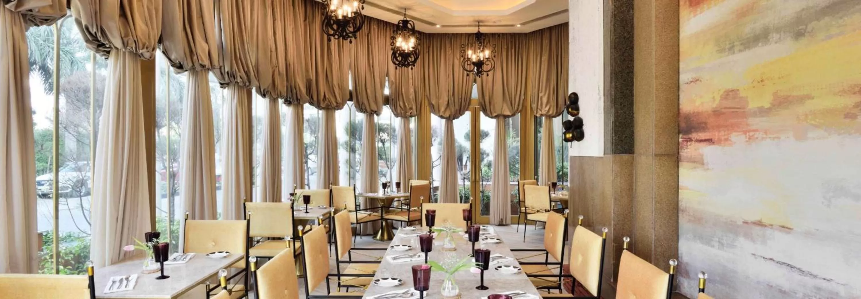 Restaurant/places to eat in Radisson Blu MBD Hotel Noida