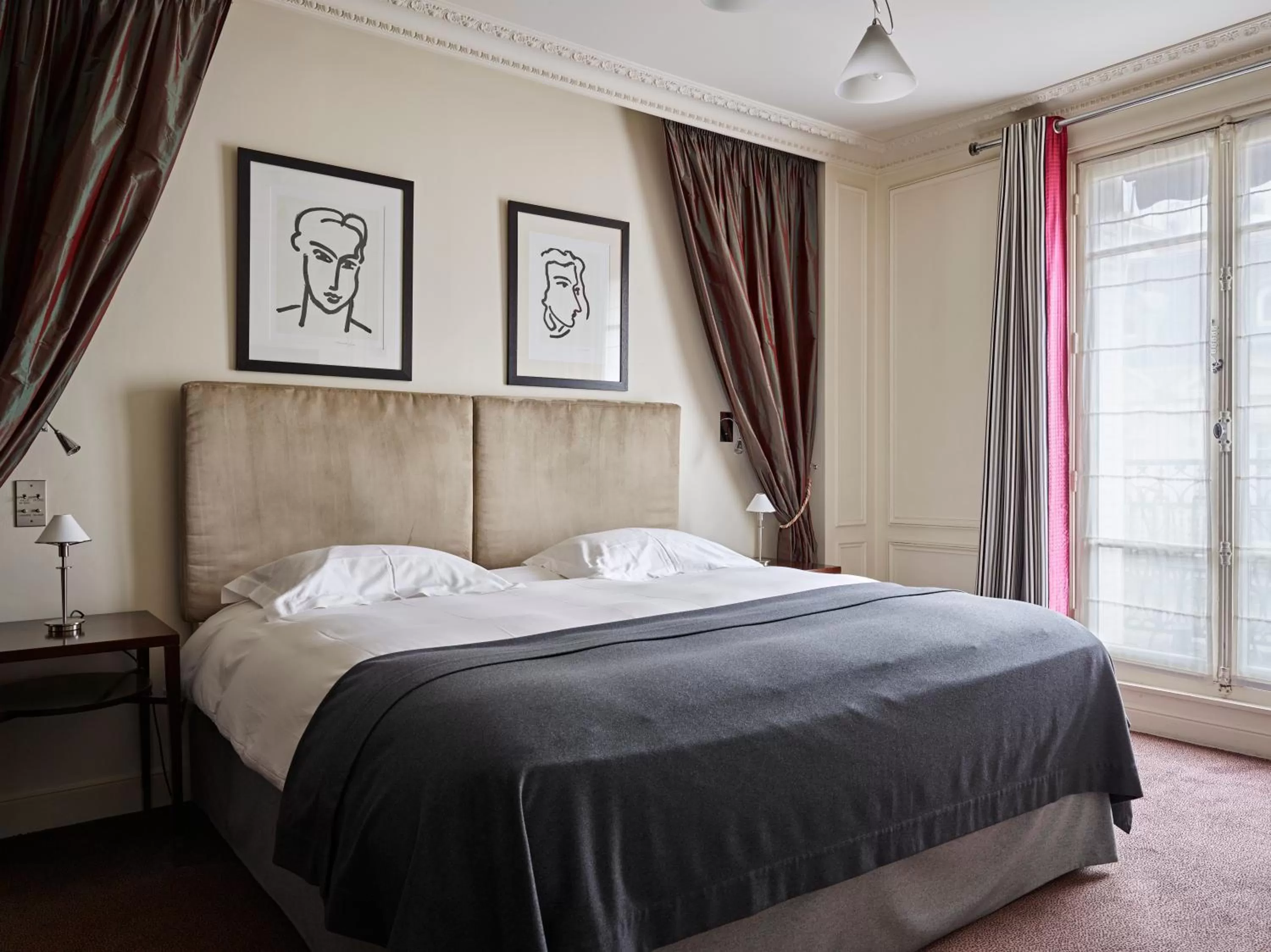Photo of the whole room, Bed in La Tremoille Paris