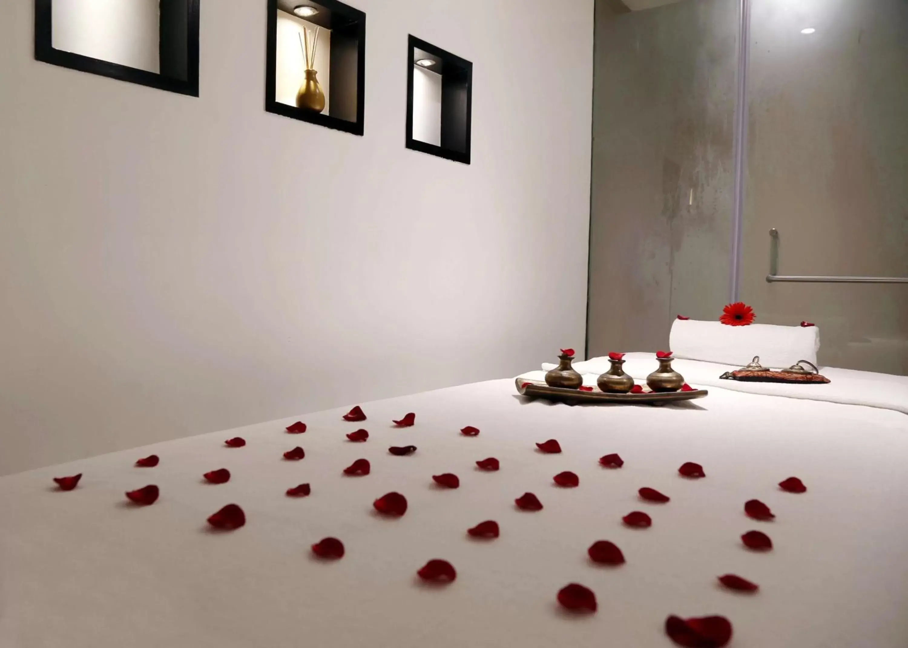 Spa and wellness centre/facilities, Bed in Country Inn & Suites By Radisson Navi Mumbai