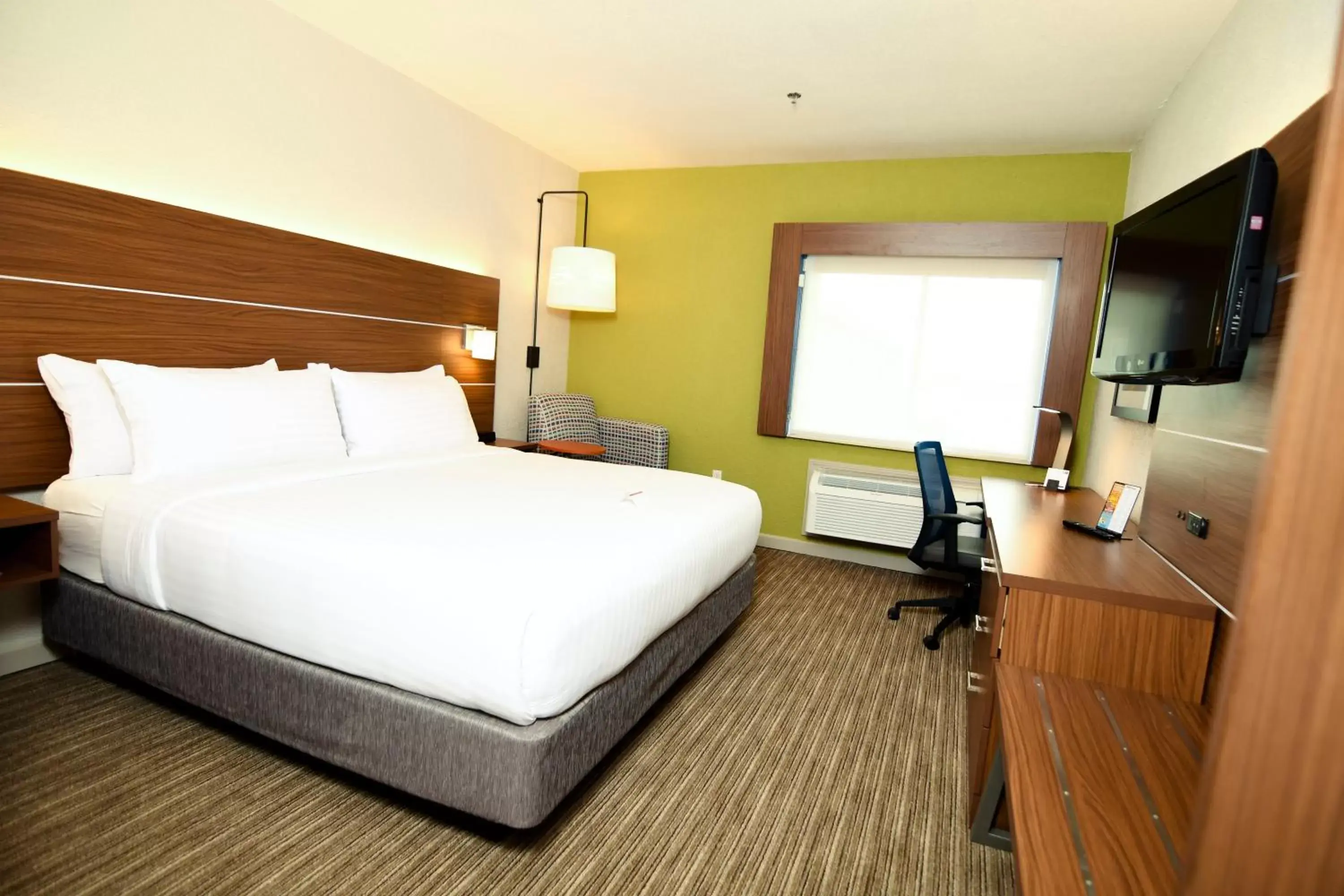 Photo of the whole room, Bed in Holiday Inn Express Hotel & Suites Port Clinton-Catawba Island, an IHG Hotel