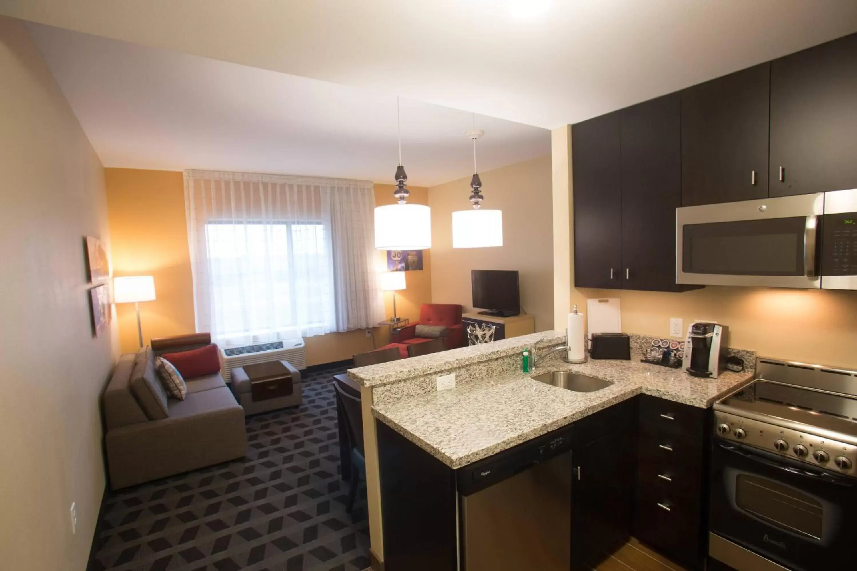 Living room, Kitchen/Kitchenette in TownePlace Suites by Marriott Lincoln North