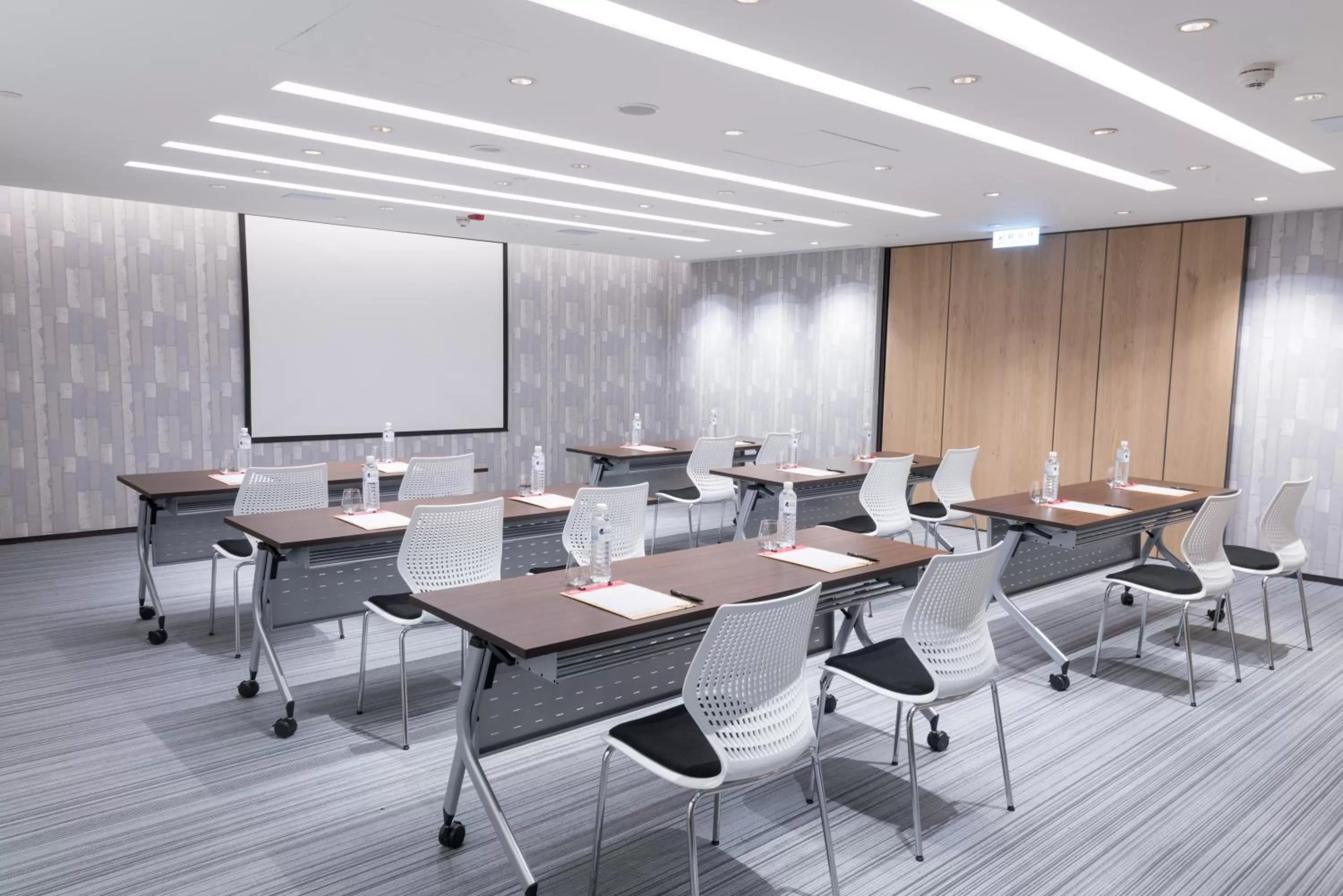 Meeting/conference room in Hotel Indigo Kaohsiung Central Park by IHG