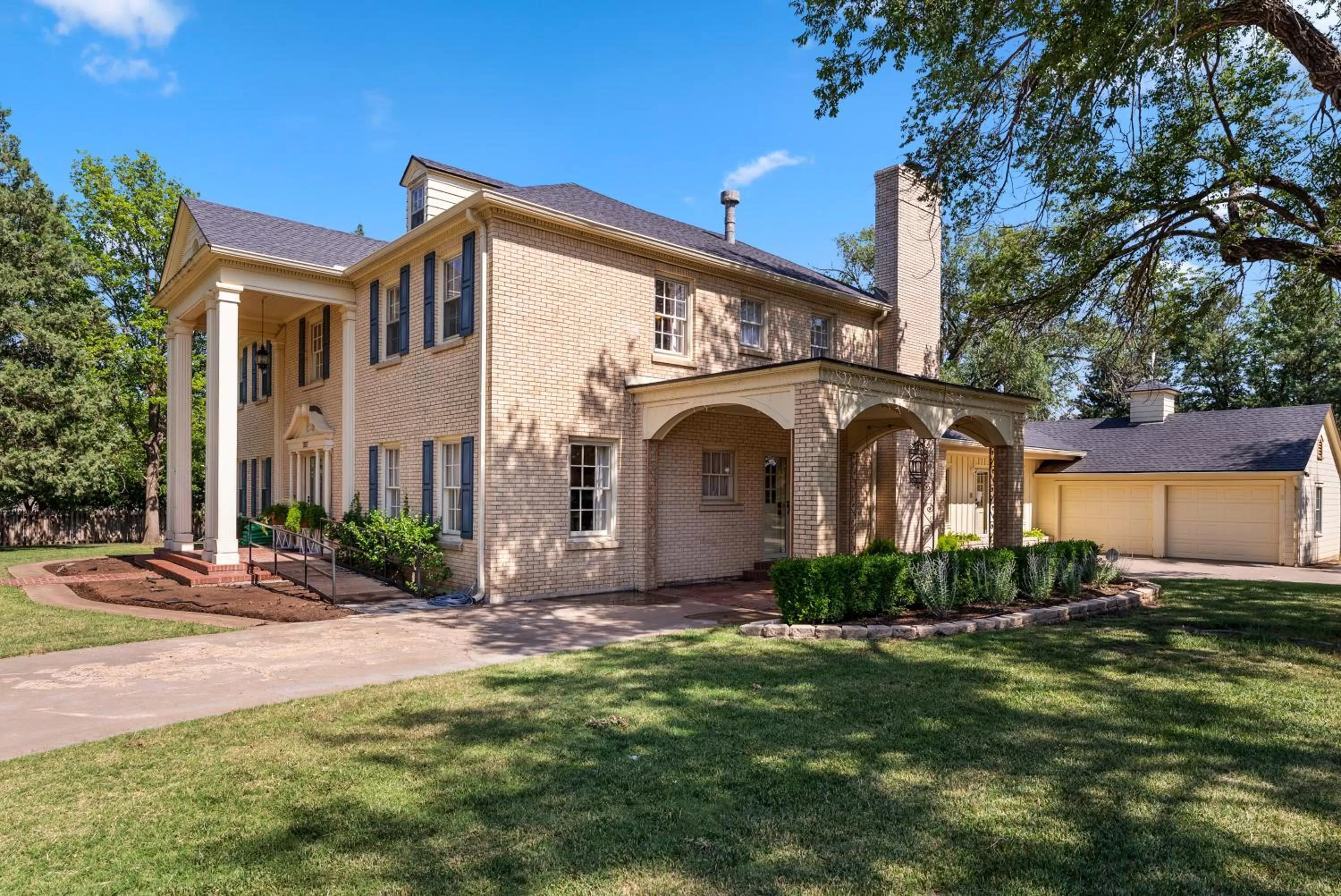 Property Building in Presidents House B & B