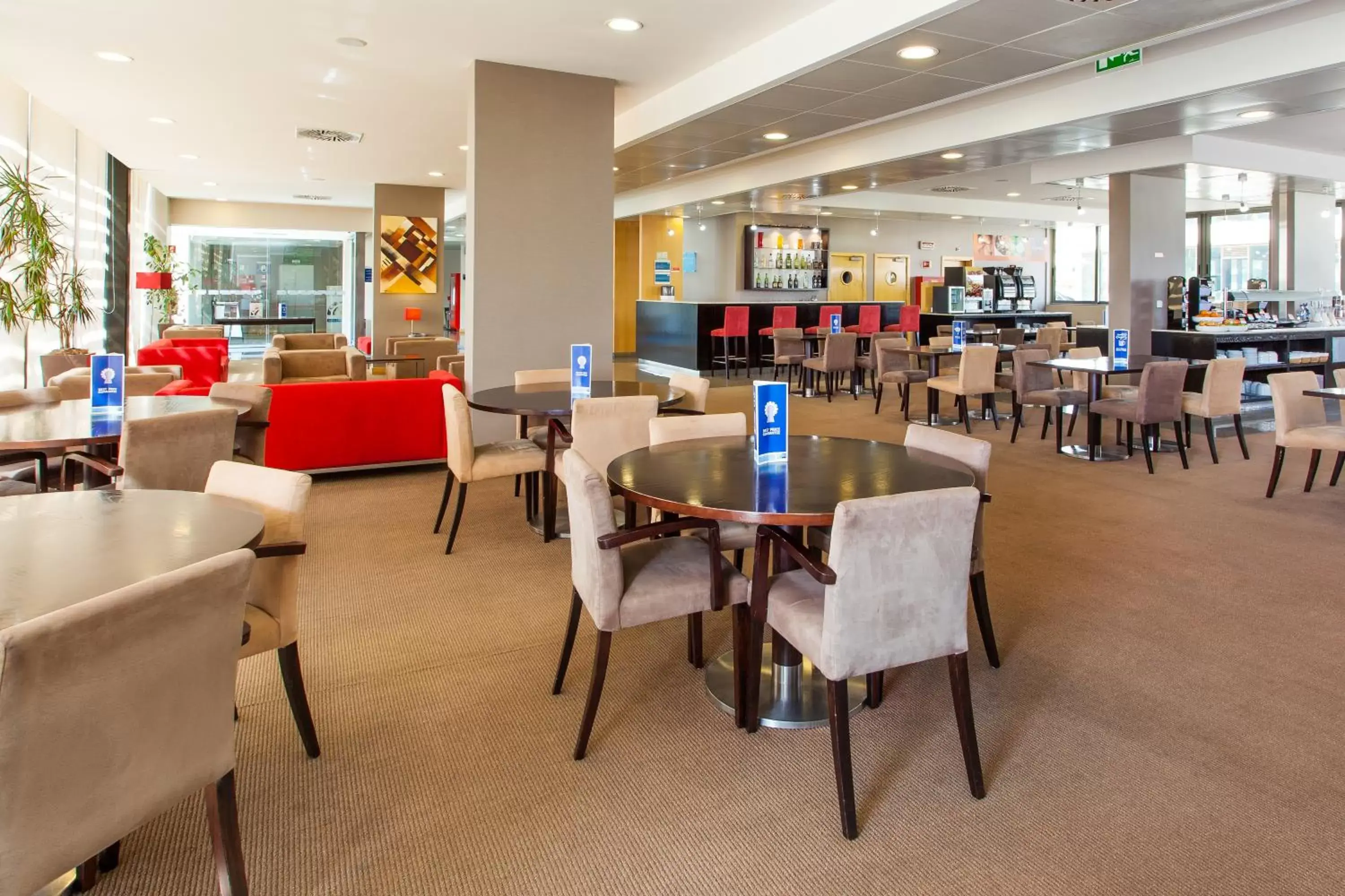 Communal lounge/ TV room, Restaurant/Places to Eat in Holiday Inn Express Lisbon-Oeiras, an IHG Hotel