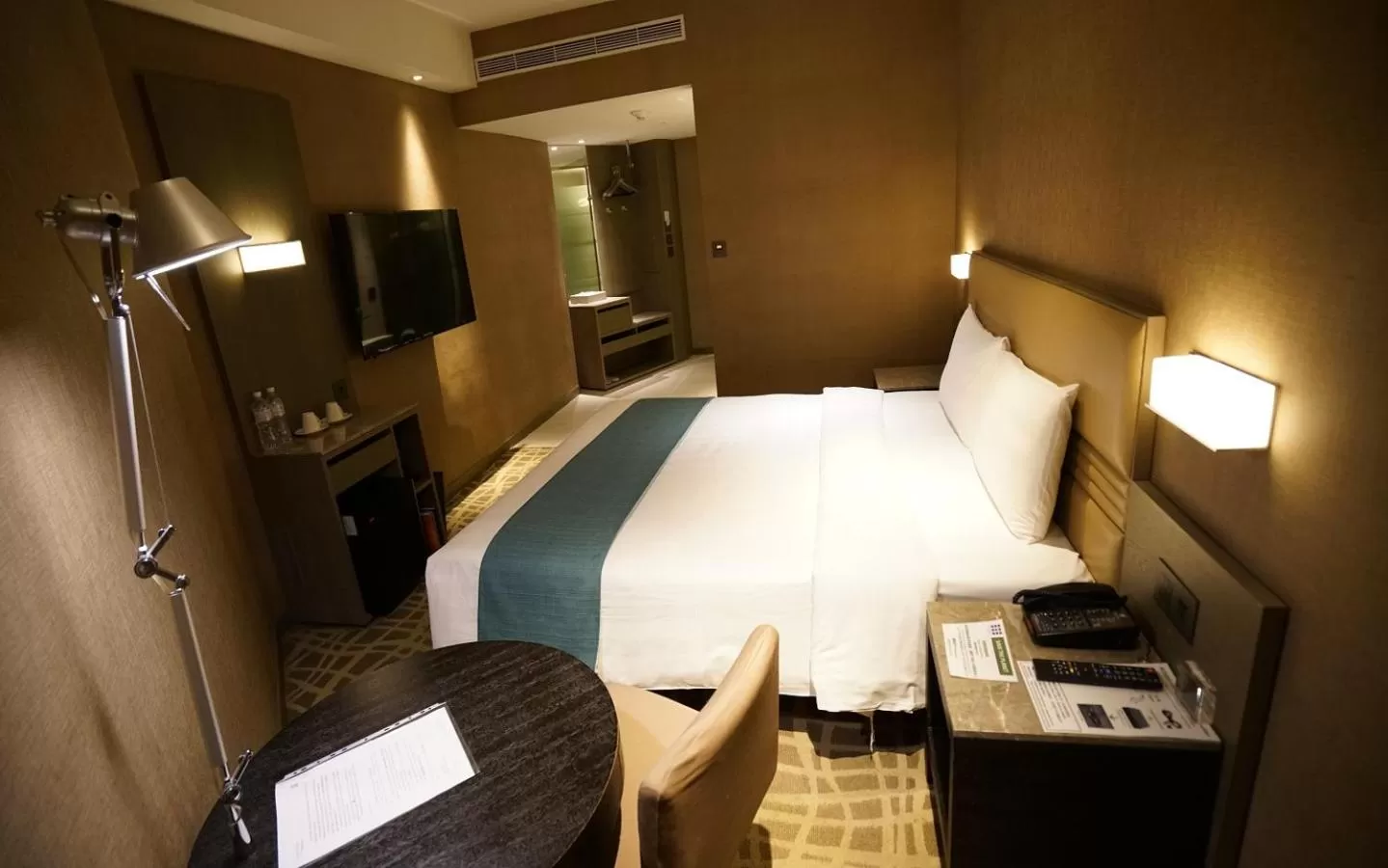 Photo of the whole room, Bed in Hotel Midtown Richardson