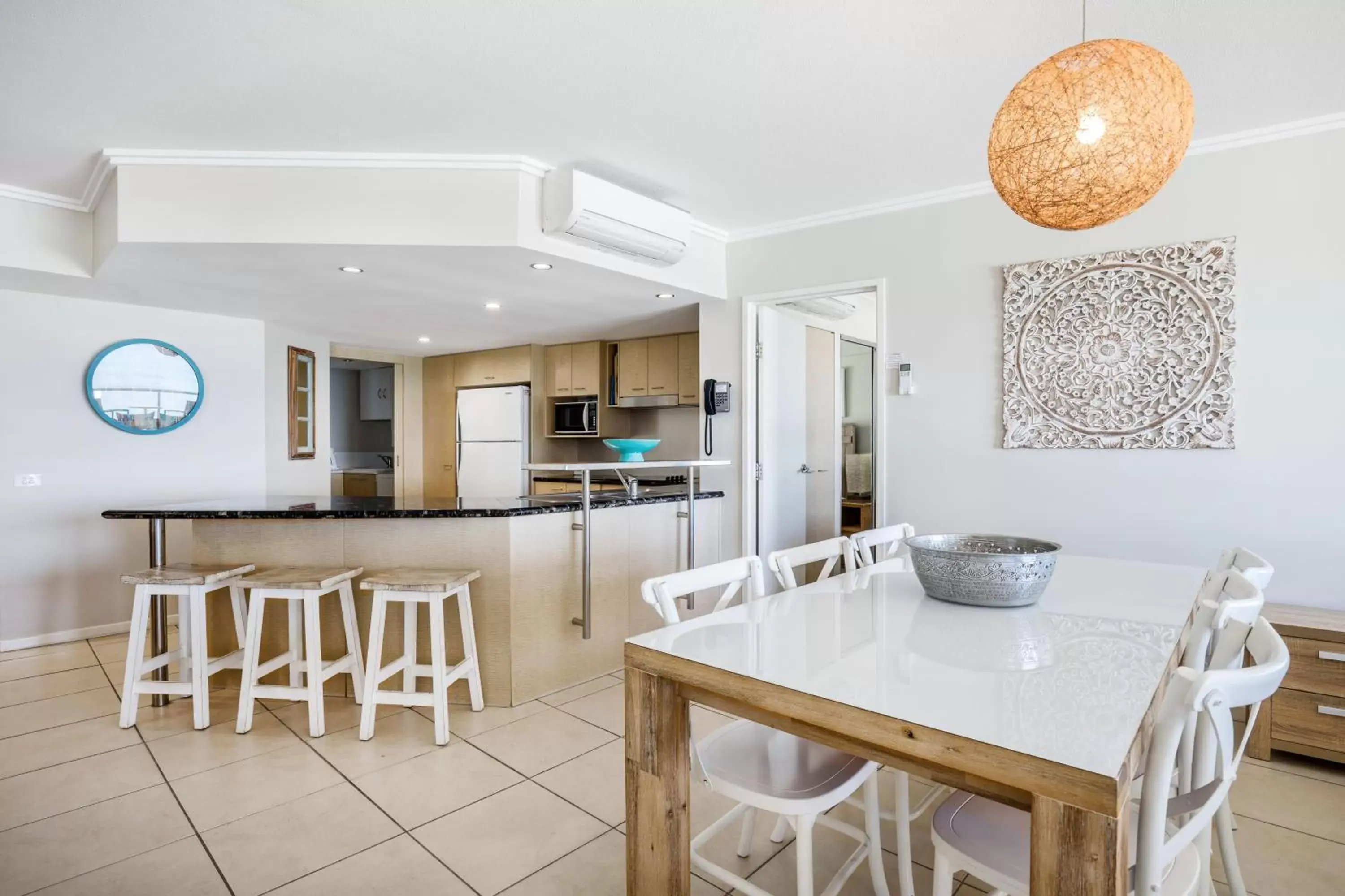 Kitchen or kitchenette, Dining Area in Rolling Surf Resort