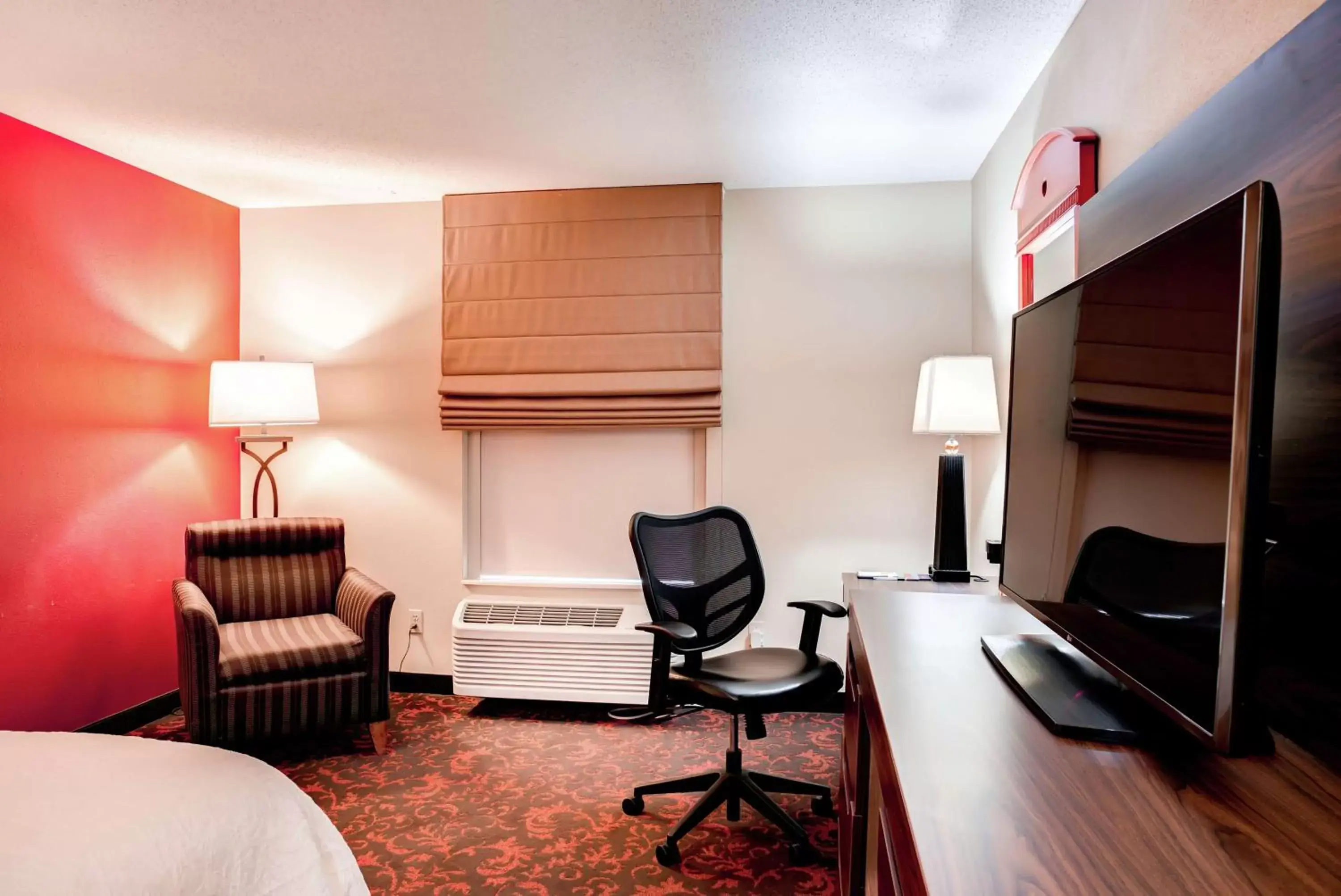 Bedroom, TV/Entertainment Center in Hampton Inn St. Joseph