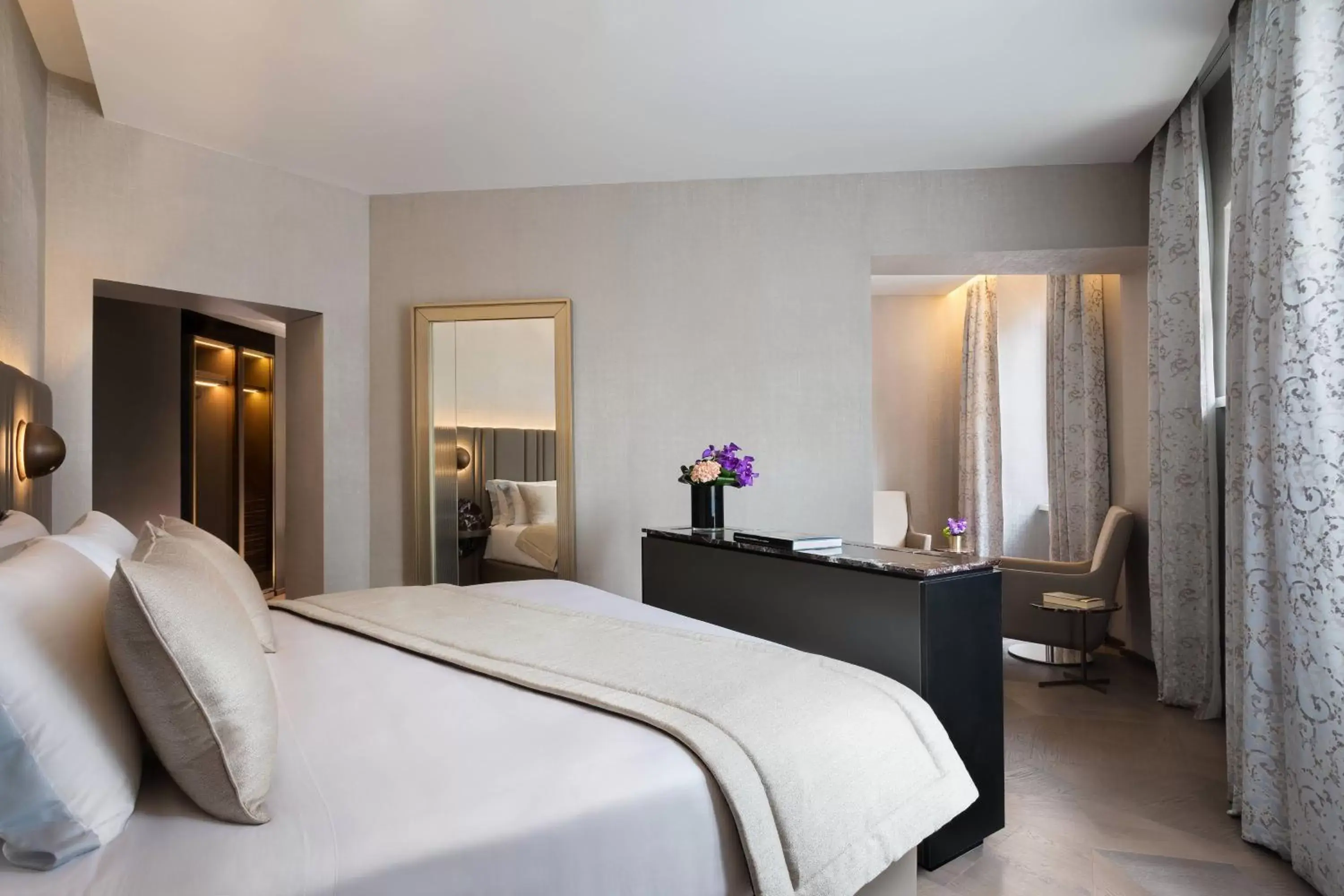 Photo of the whole room, Bed in The Pantheon Iconic Rome Hotel, Autograph Collection
