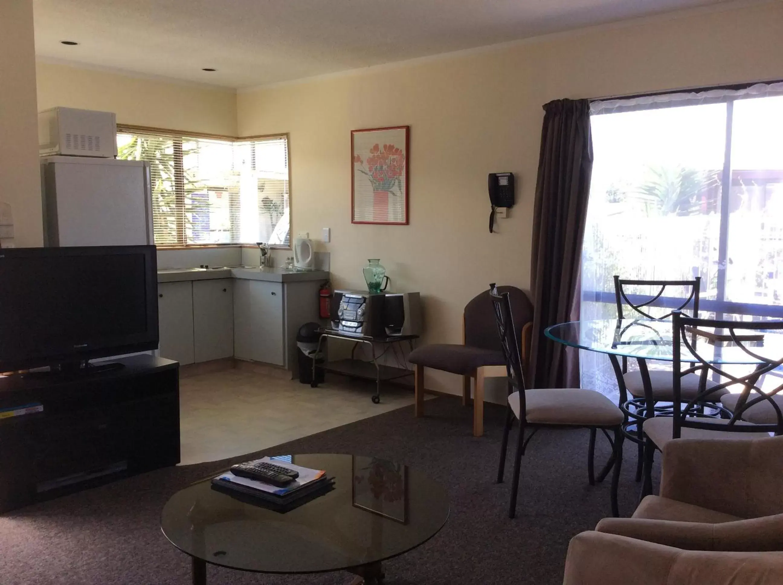 Living room, Seating Area in ASURE Kapiti Court Motel