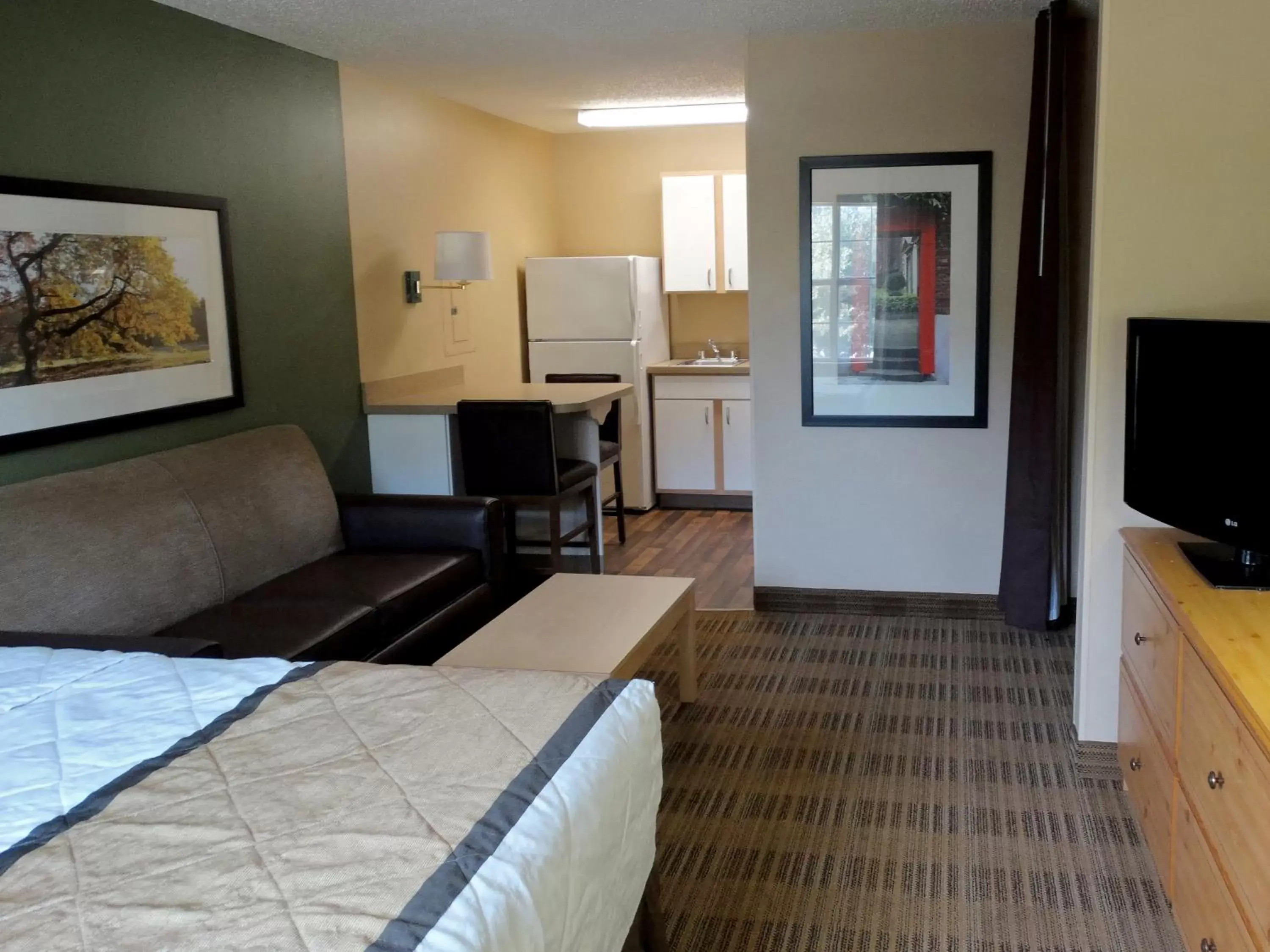 Bed, Seating Area in Extended Stay America Suites - San Antonio - Airport