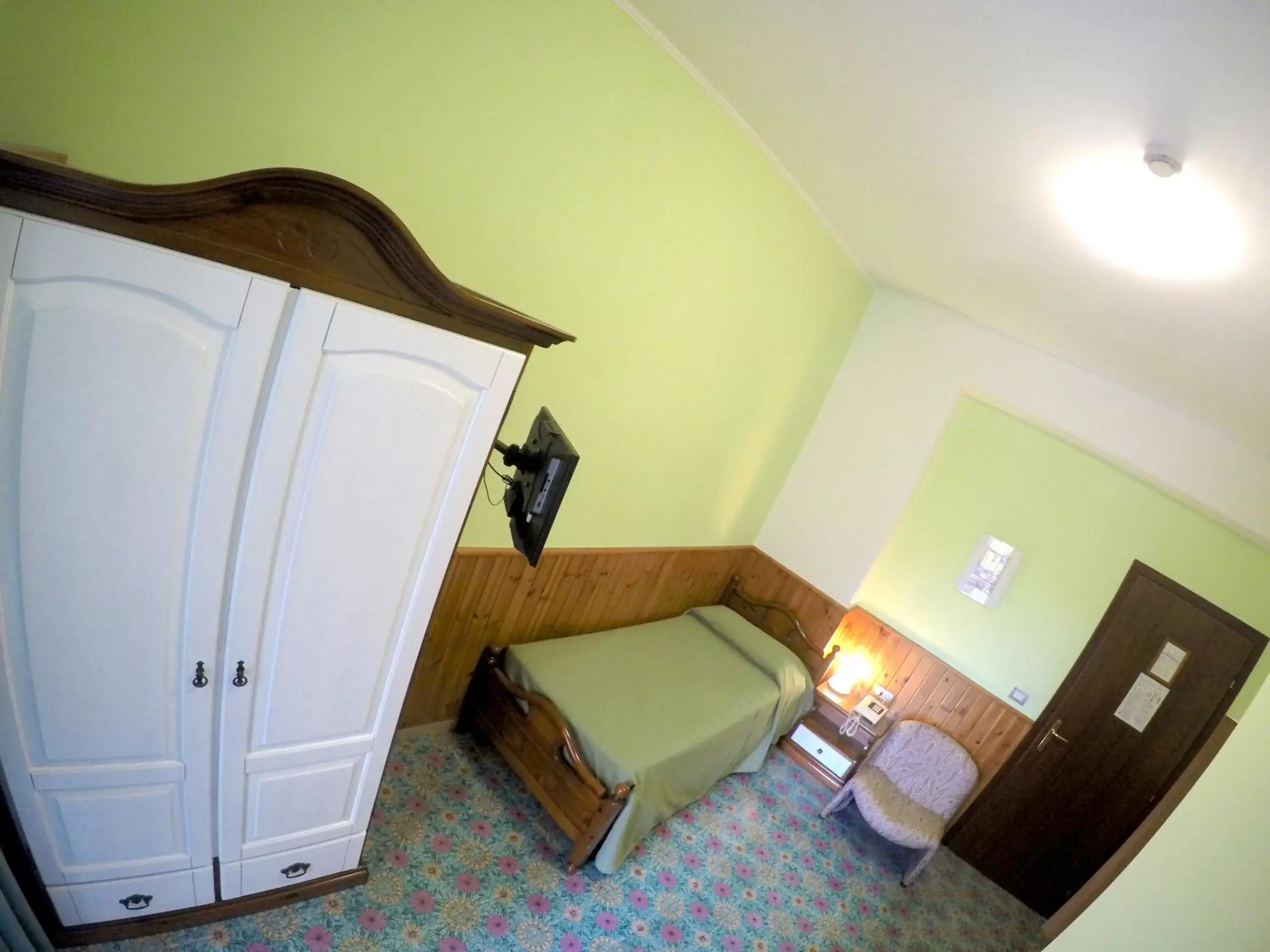 Photo of the whole room, Bed in Tourist Hotel