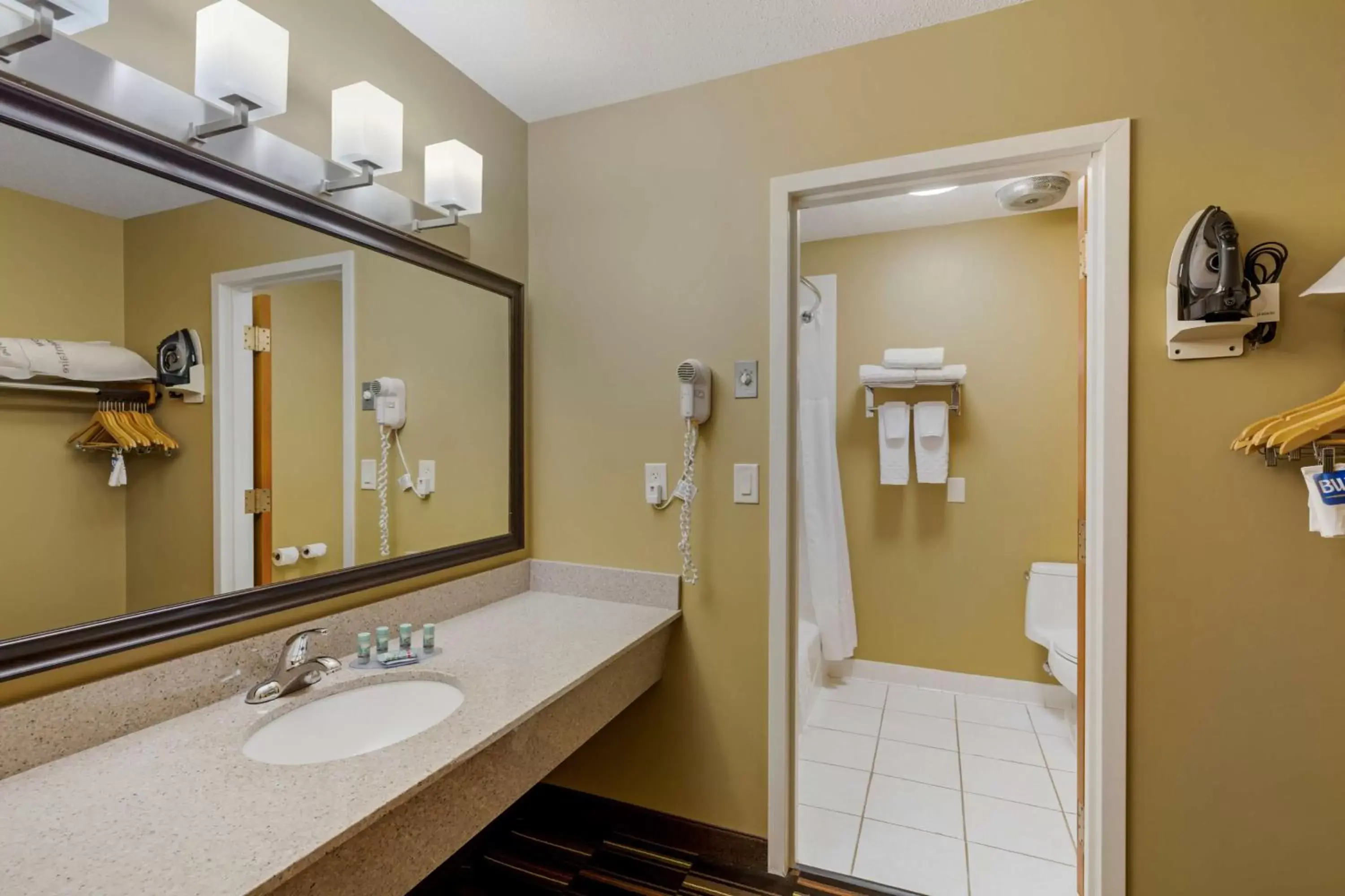 Bedroom, Bathroom in Best Western Falcon Plaza