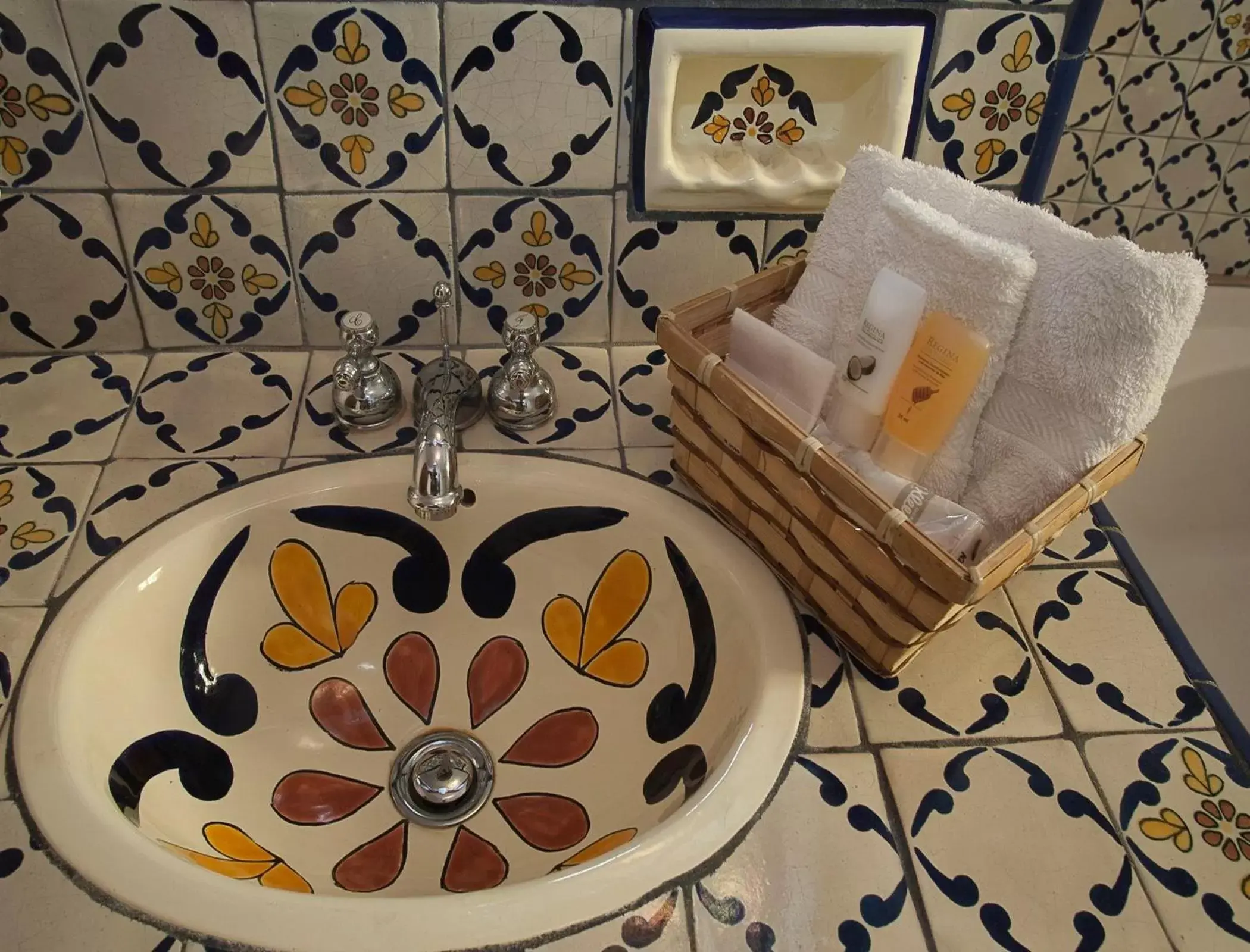 Decorative detail, Bathroom in Hotel Antiguo Vapor Categoría Especial