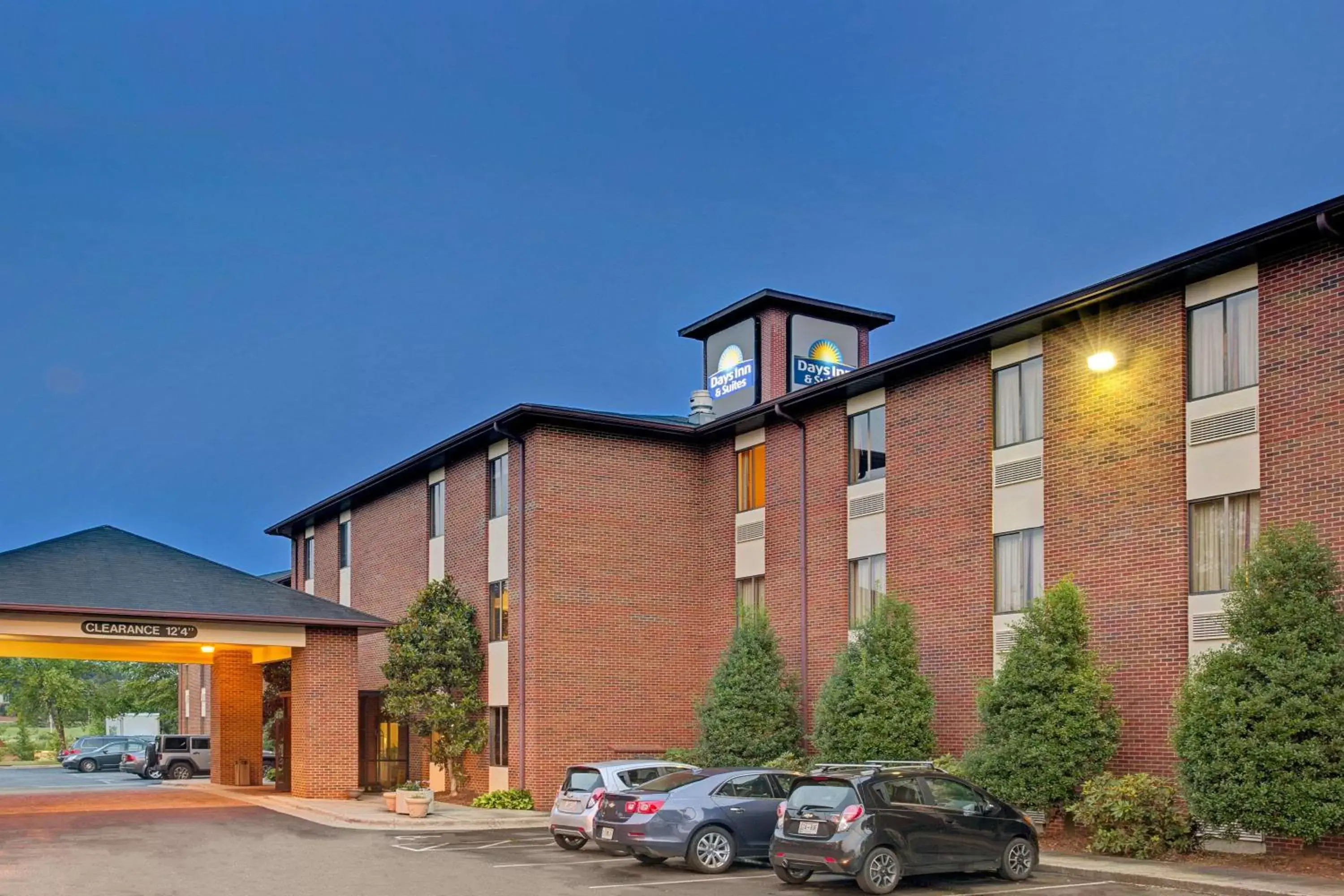 Property Building in Days Inn & Suites by Wyndham Hickory