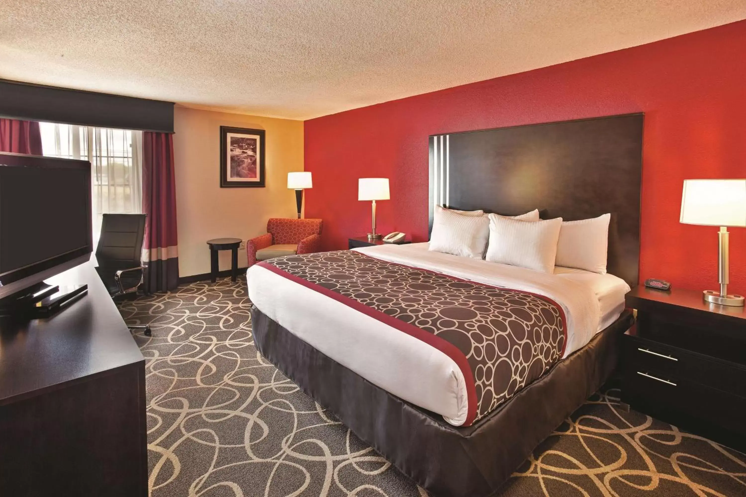 Photo of the whole room, Bed in La Quinta Inn & Suites - New River Gorge National Park