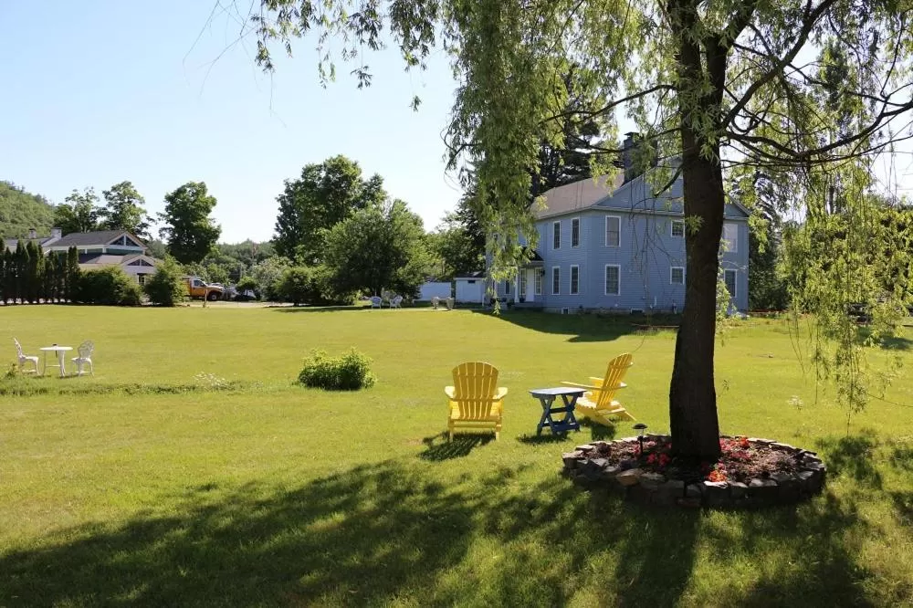 Garden in The Bond 1786 Inn
