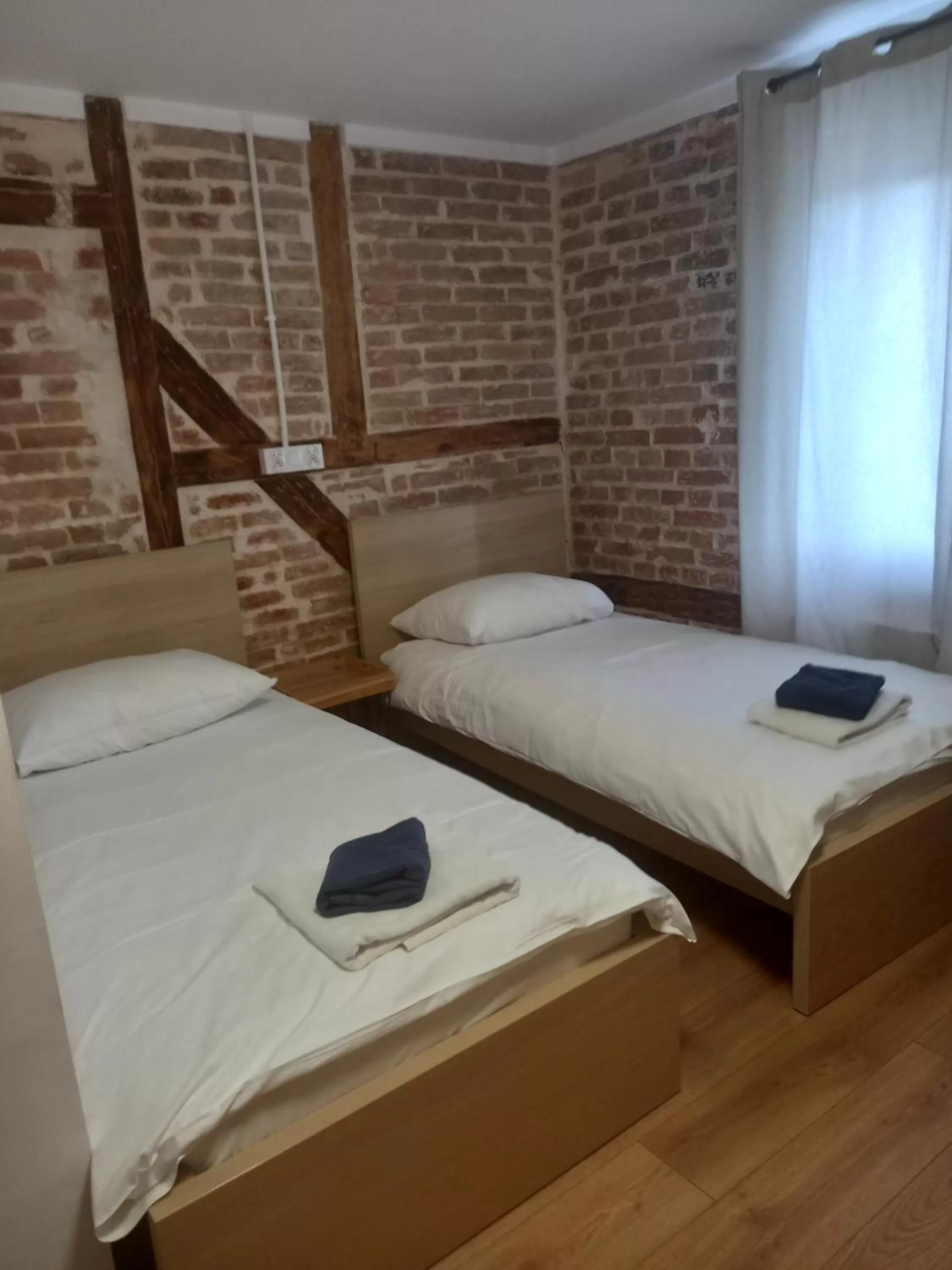 Photo of the whole room, Bed in Leon's Rooms