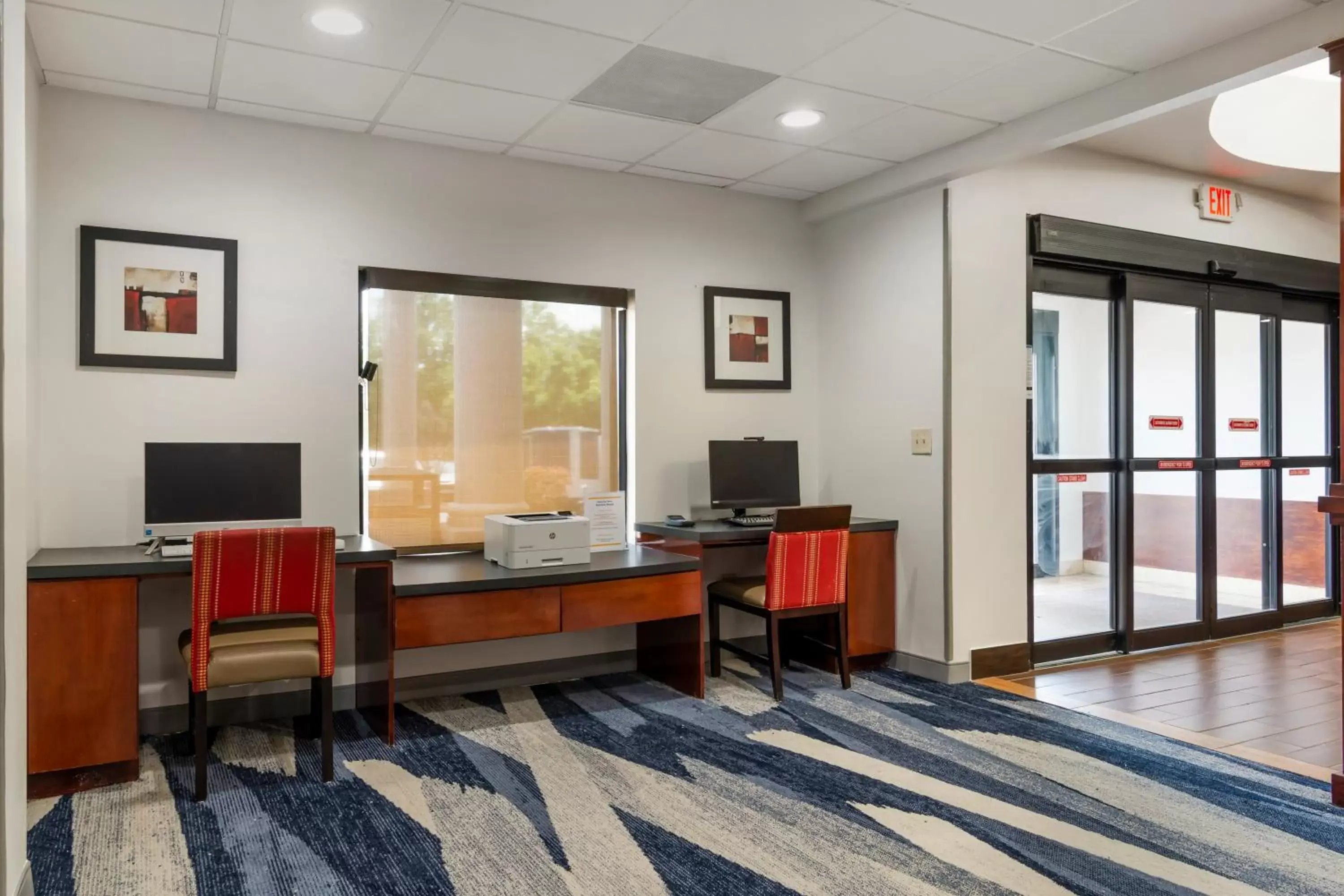 Business facilities, TV/Entertainment Center in Comfort Suites Atlanta Airport