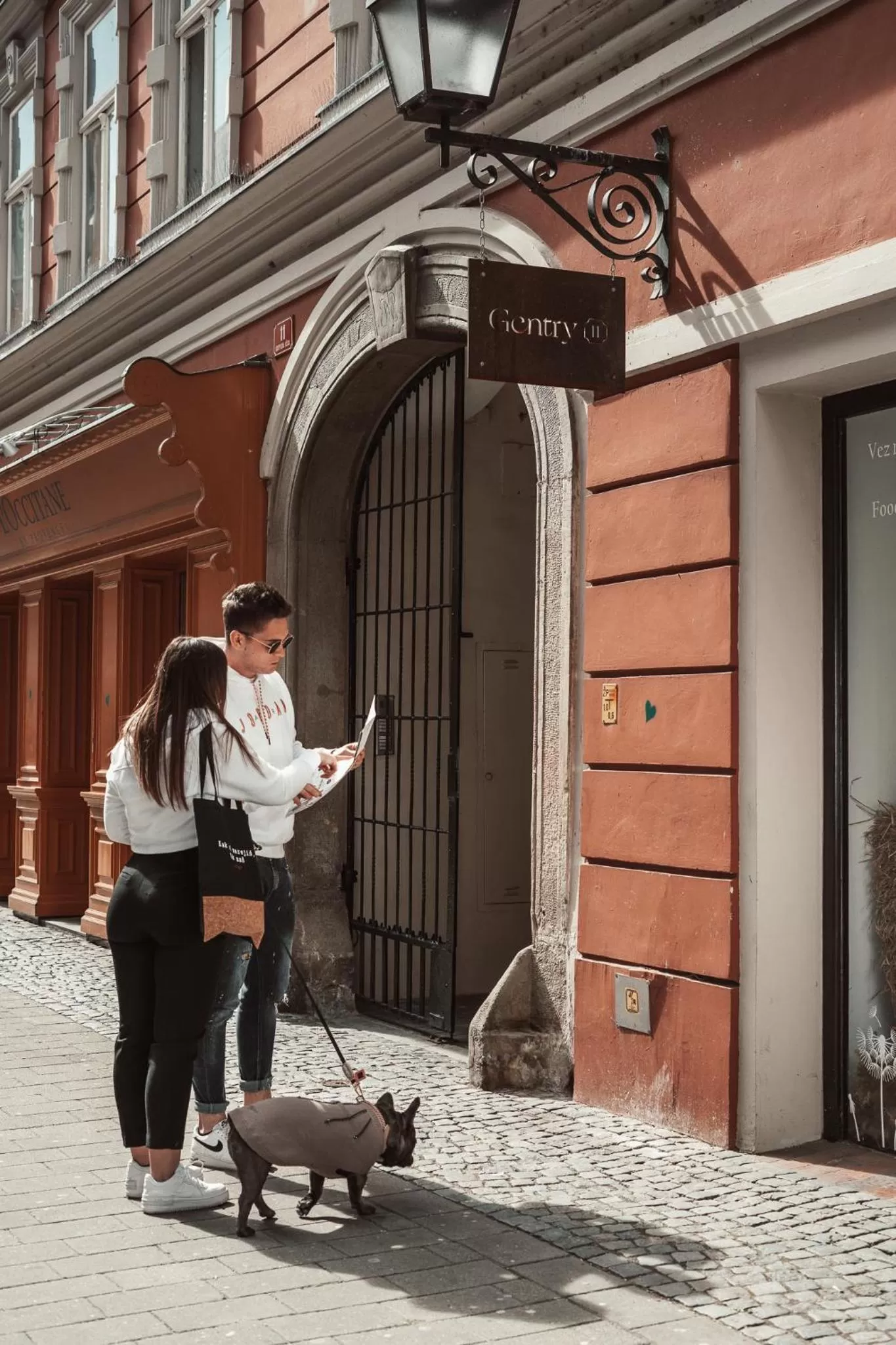 Facade/entrance in Gentry11 Rooms&More