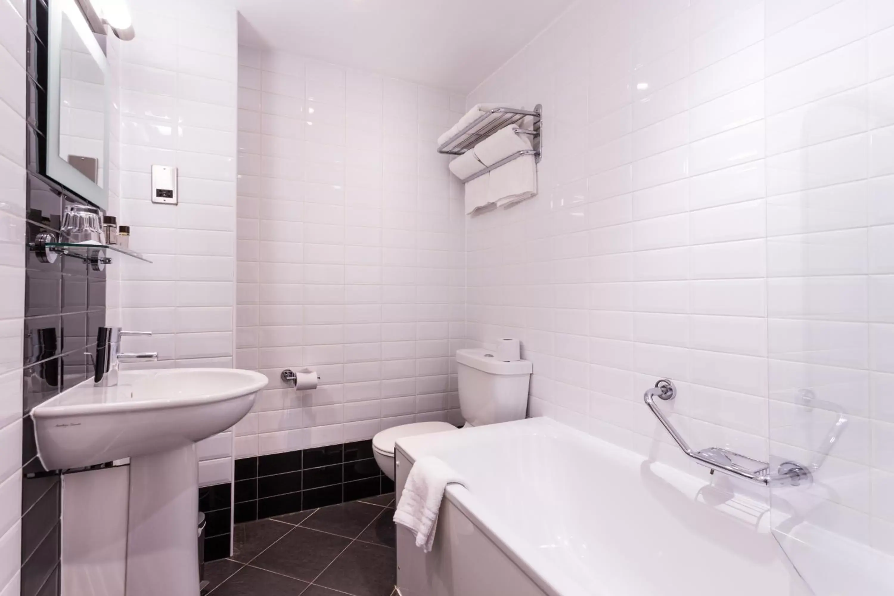 Bathroom in Royal Station Hotel- Part of the Cairn Collection