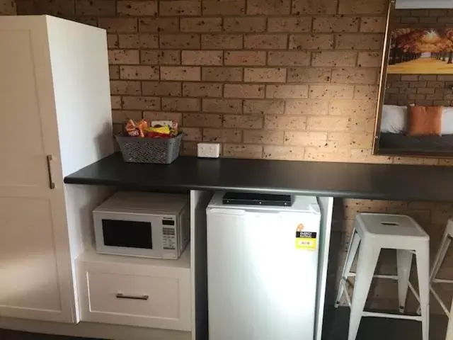 Kitchen or kitchenette, Kitchen/Kitchenette in Muswellbrook Motor Inn