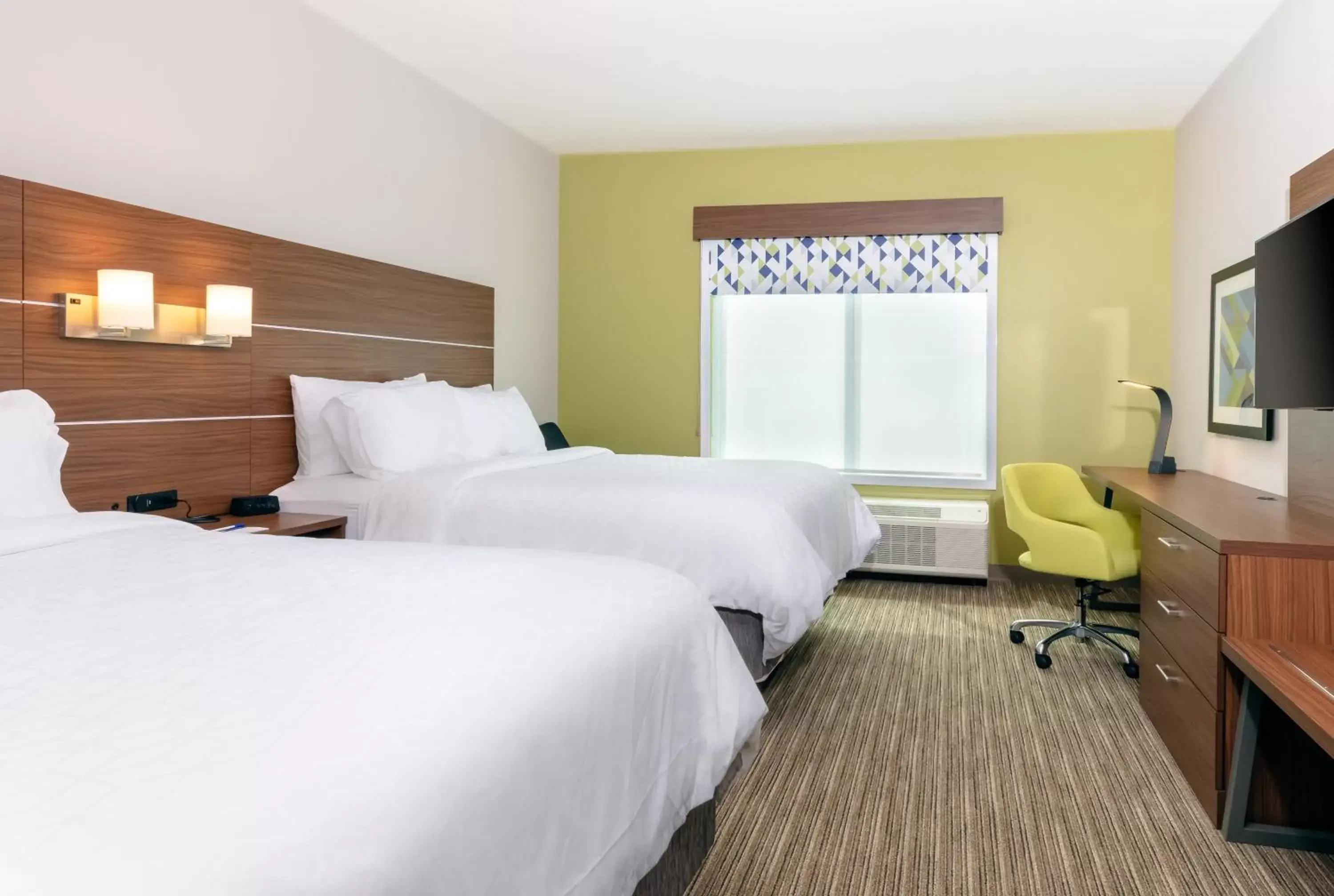 Photo of the whole room, Bed in Holiday Inn Express Calhoun South, an IHG Hotel