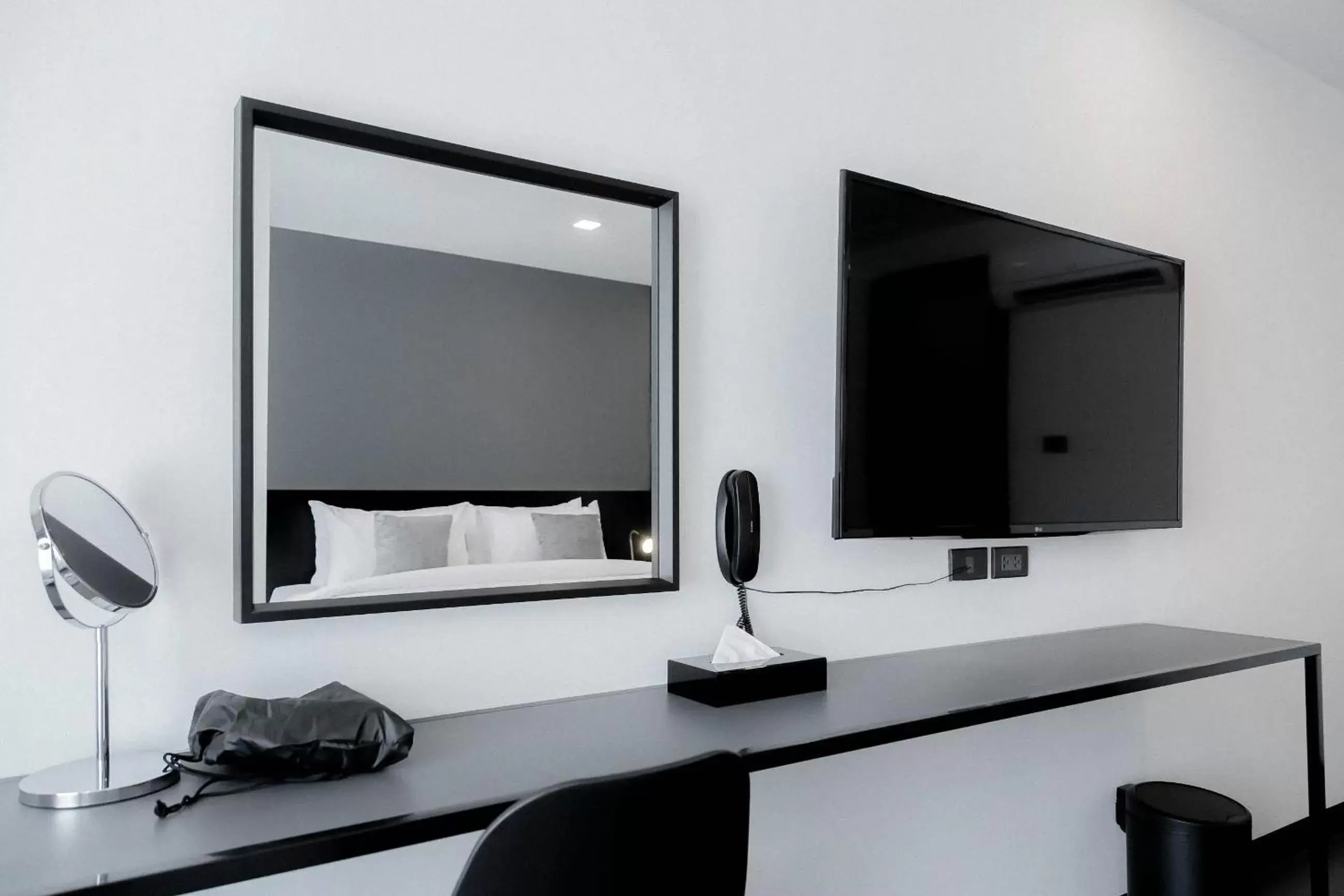 TV and multimedia, TV/Entertainment Center in CREW Hotel