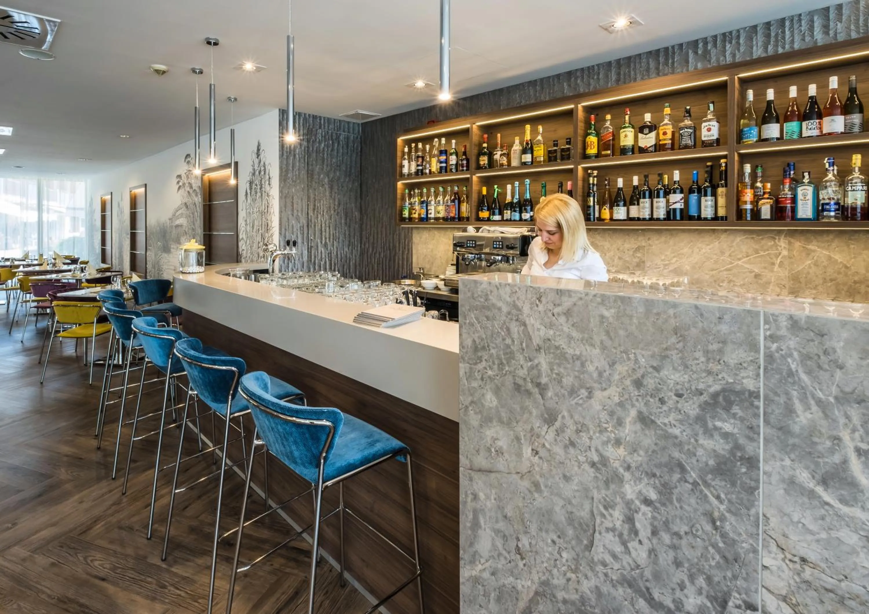 Restaurant/places to eat in Hotel Golden Lake Resort